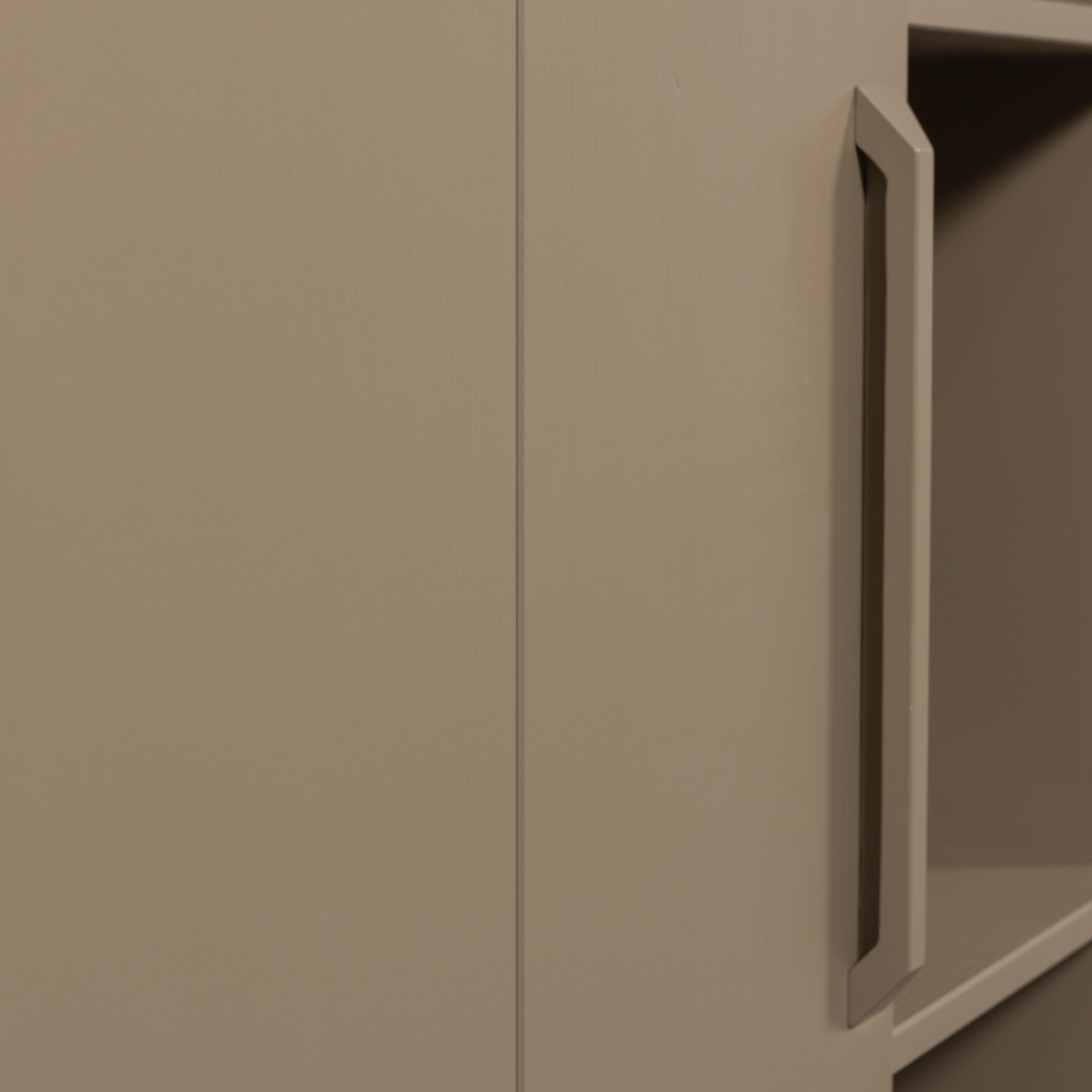 374111-M-01_VS_WE_Lowen_opbergkast_grenen_mud_detail.png?auto=webp&format=png&width=1500&height=1500