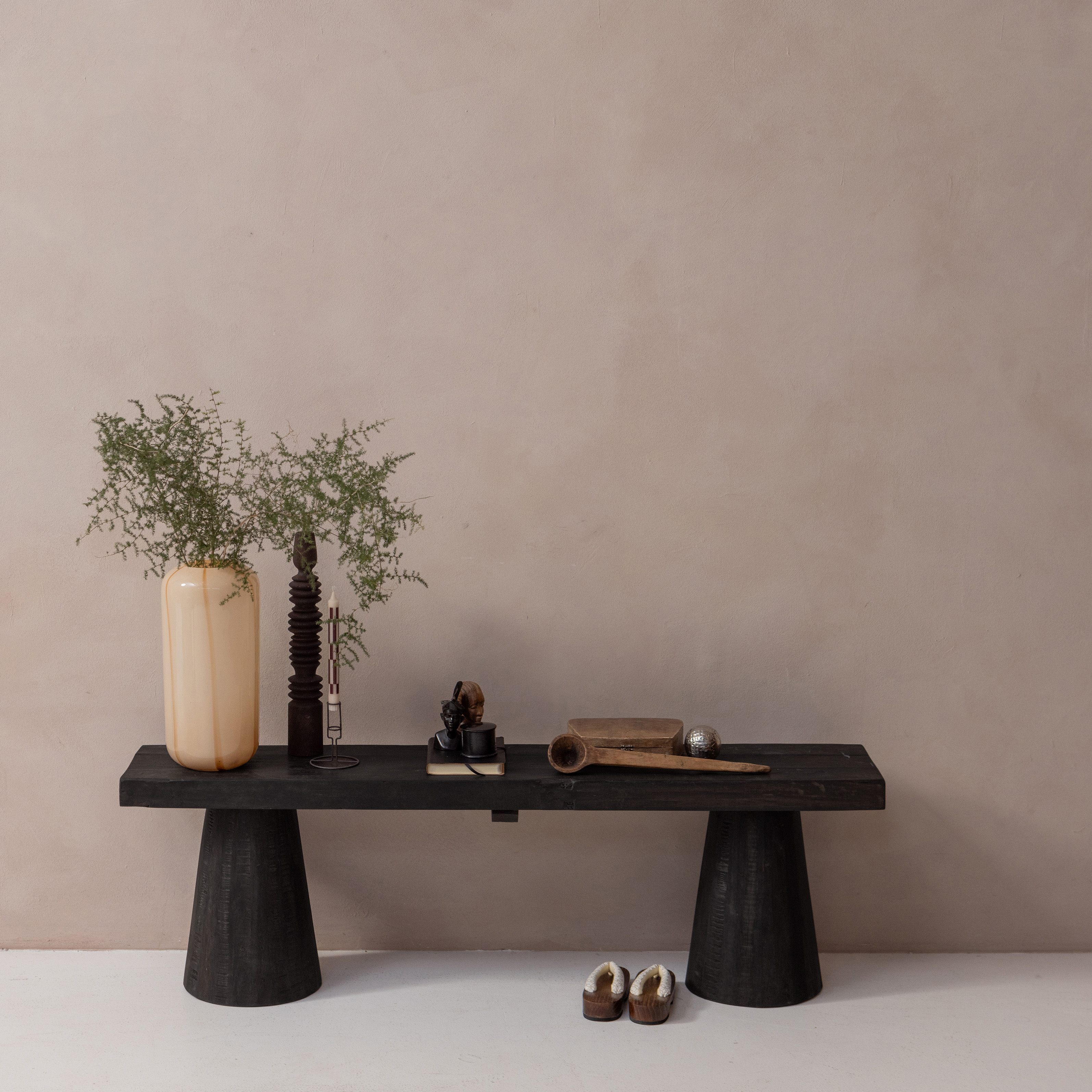 377476-D-377477-N-02_SF_PR_Clyde_bankje_hout_donkerbruin_Arles_vaas_vierkant.jpg?auto=webp&format=png&width=1500&height=1500