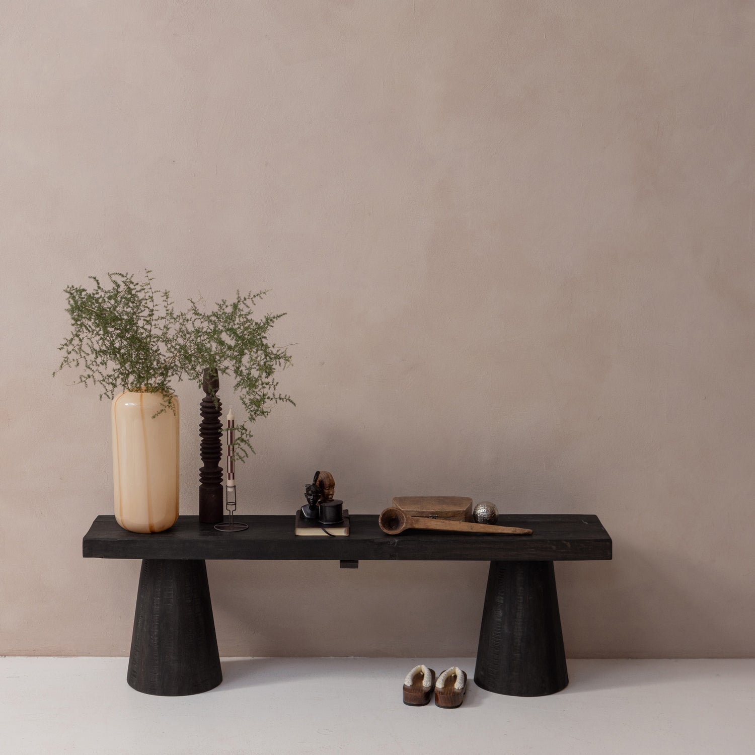 377476-D-377477-N-02_SF_PR_Clyde_bankje_hout_donkerbruin_Arles_vaas_vierkant.jpg?auto=webp&format=png&width=1500&height=1500