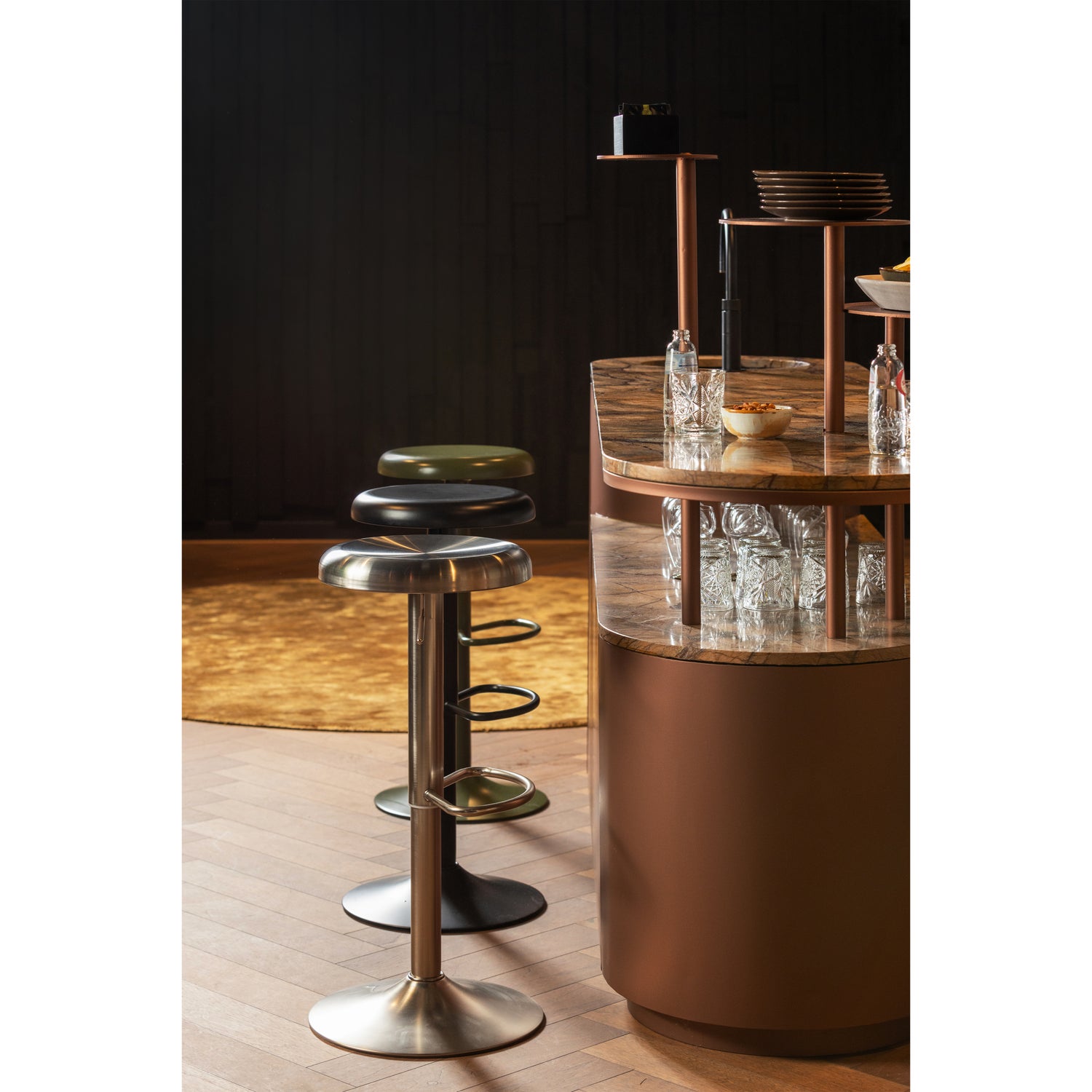 377384-G-377384-S-377384-Z-02_SF_FA_Isaac_barkruk_metaal_warm_groen_zilver_zwart.jpg?auto=webp&format=png&width=1500&height=1500