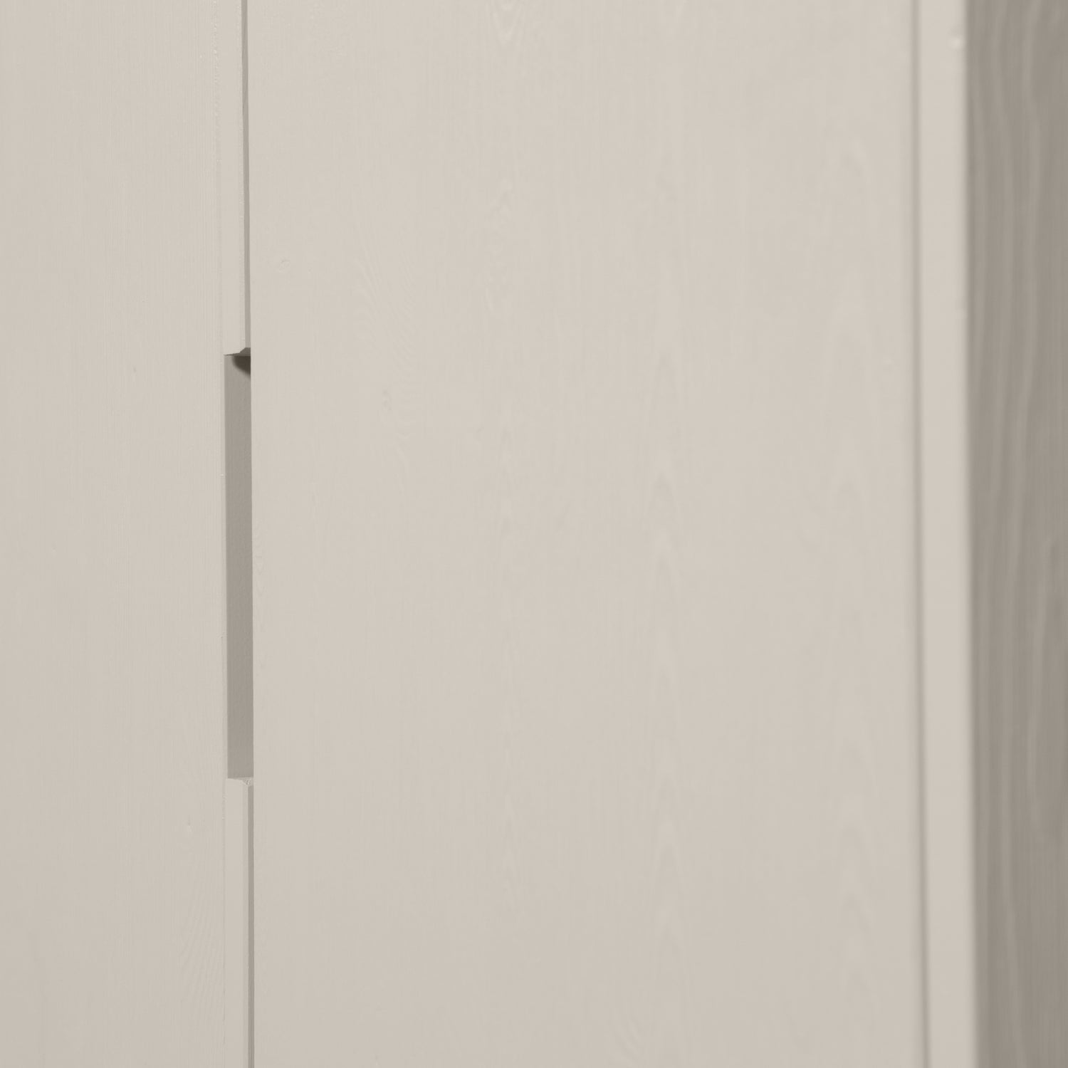 373749-D-01_VS_WS_Silas_2_deurs_kast_geborsteld_grenen_dust_detail.jpg?auto=webp&format=png&width=1500&height=1500