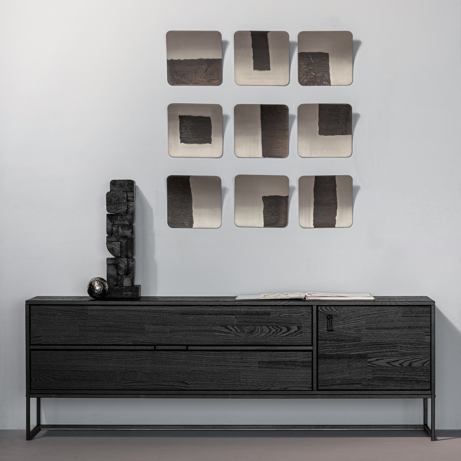 373651-BN__377941-Z__377945-N_01_SF_Silas_tv_meubel_180_cm_essen_blacknight_Isan_sculptuur_ornament_hout_zwart_Nami_wanddeco_set_metaal_nikkel_vierkant.jpg?auto=webp&format=png&width=1500&height=1500