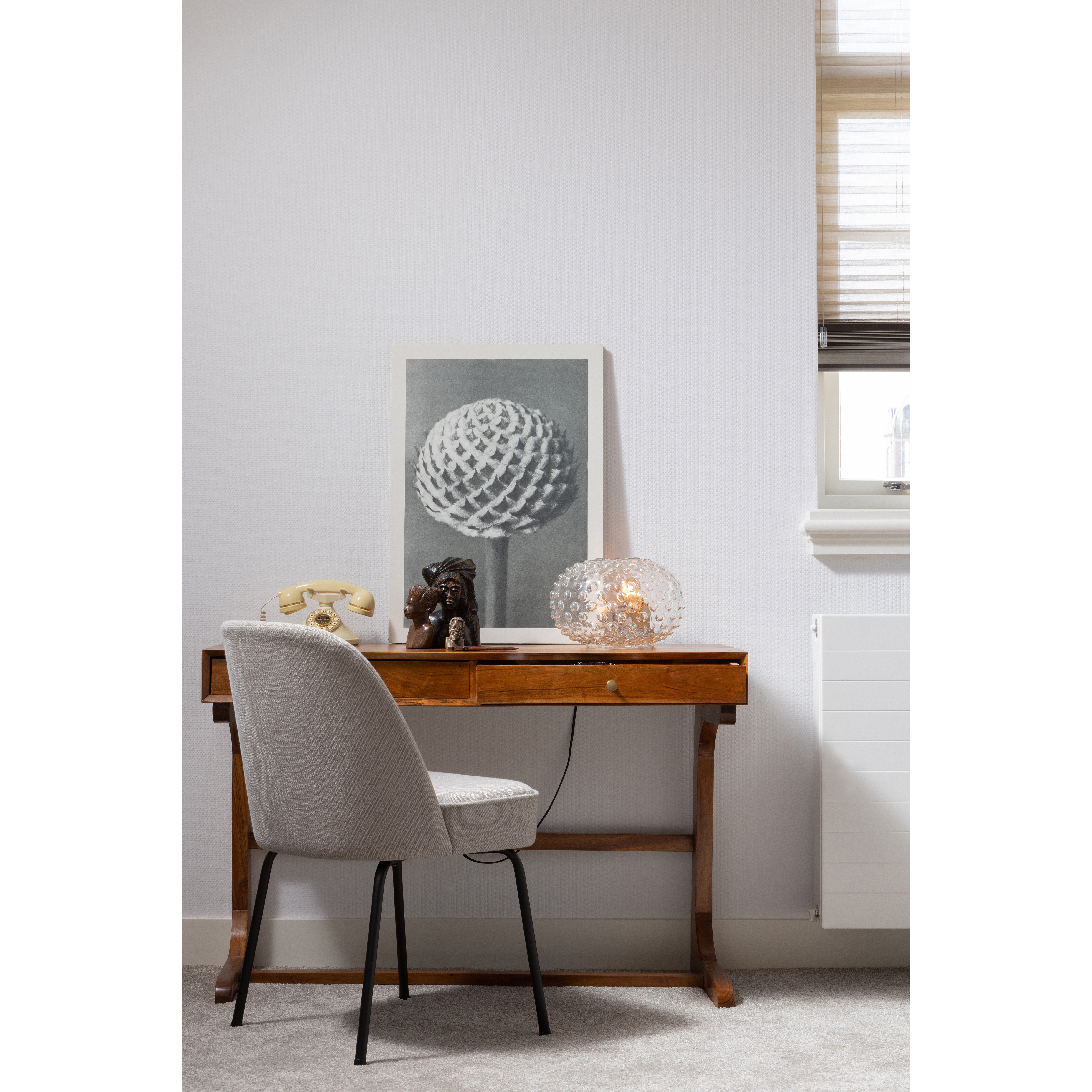 800223-B-800816-S-801042-G-02_SF_BP_Old_school_bureau_Vogue_geweven_zand_Artwork_plantstudie_77_Soap_tafellamp.jpg?auto=webp&format=png&width=1500&height=1500