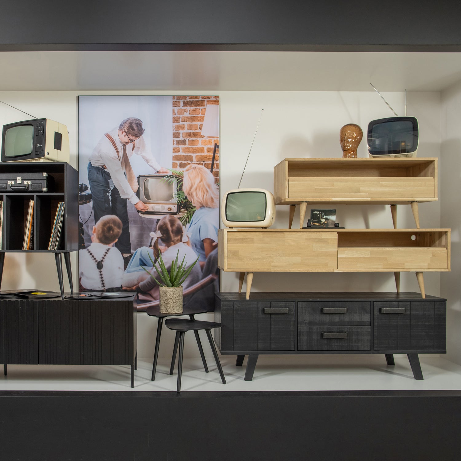 800730-Z-373382-Z-370156-E-370158-E-373900-Z-373760-Z-01_SF_FA_Watch_Gravure_Tygo_tv_meubel_James_kastje_Nala_bijzettafels_imago_VIERKANT.jpg?auto=webp&format=png&width=1500&height=1500