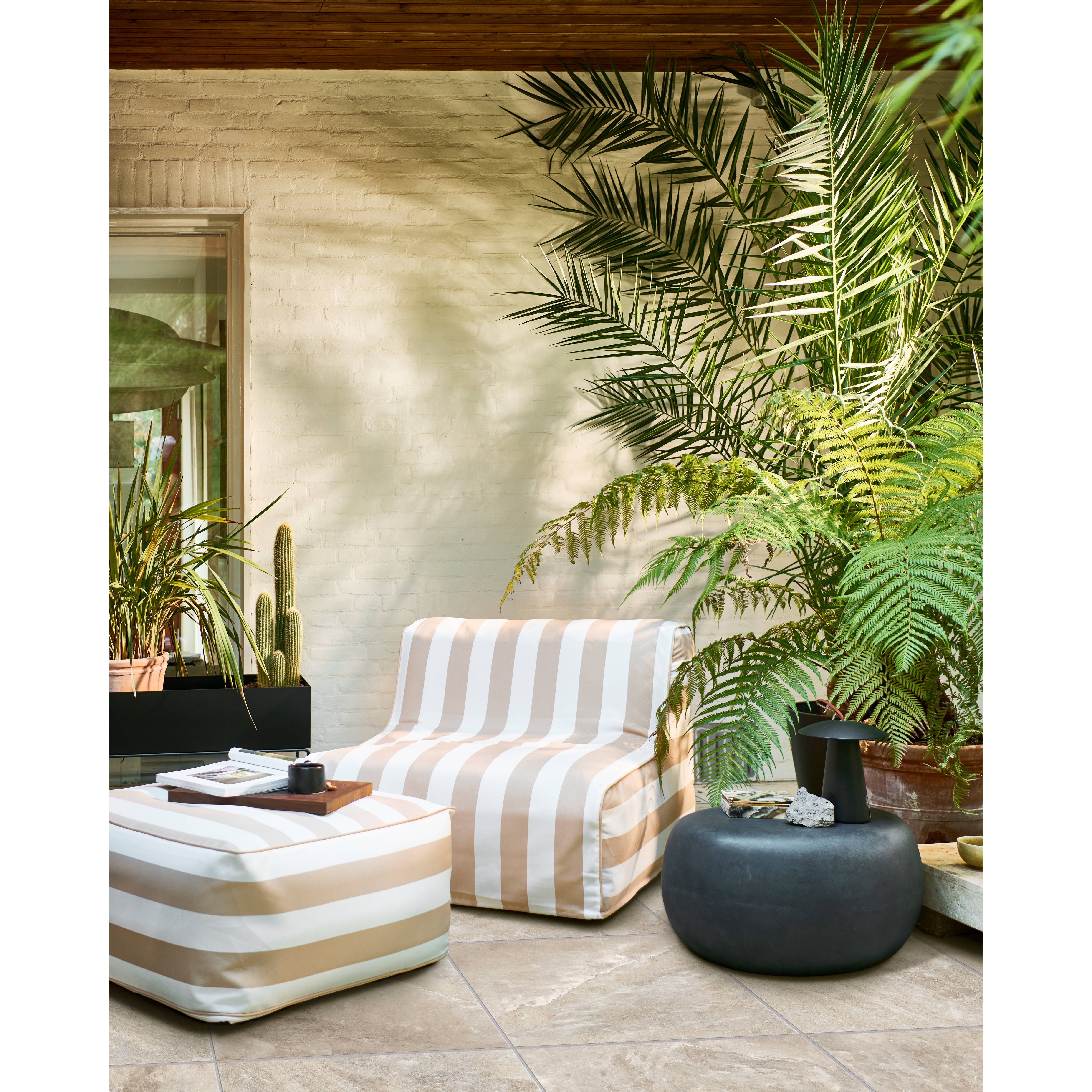 400507-S-400506-S-375155-A-02_SF_VT_Sit_on_air_opblaasbare_poef_en_fauteuil_gestreept_zand_wit_Pebble_bijzettafel_antraciet.jpg?auto=webp&format=png&width=1500&height=1500