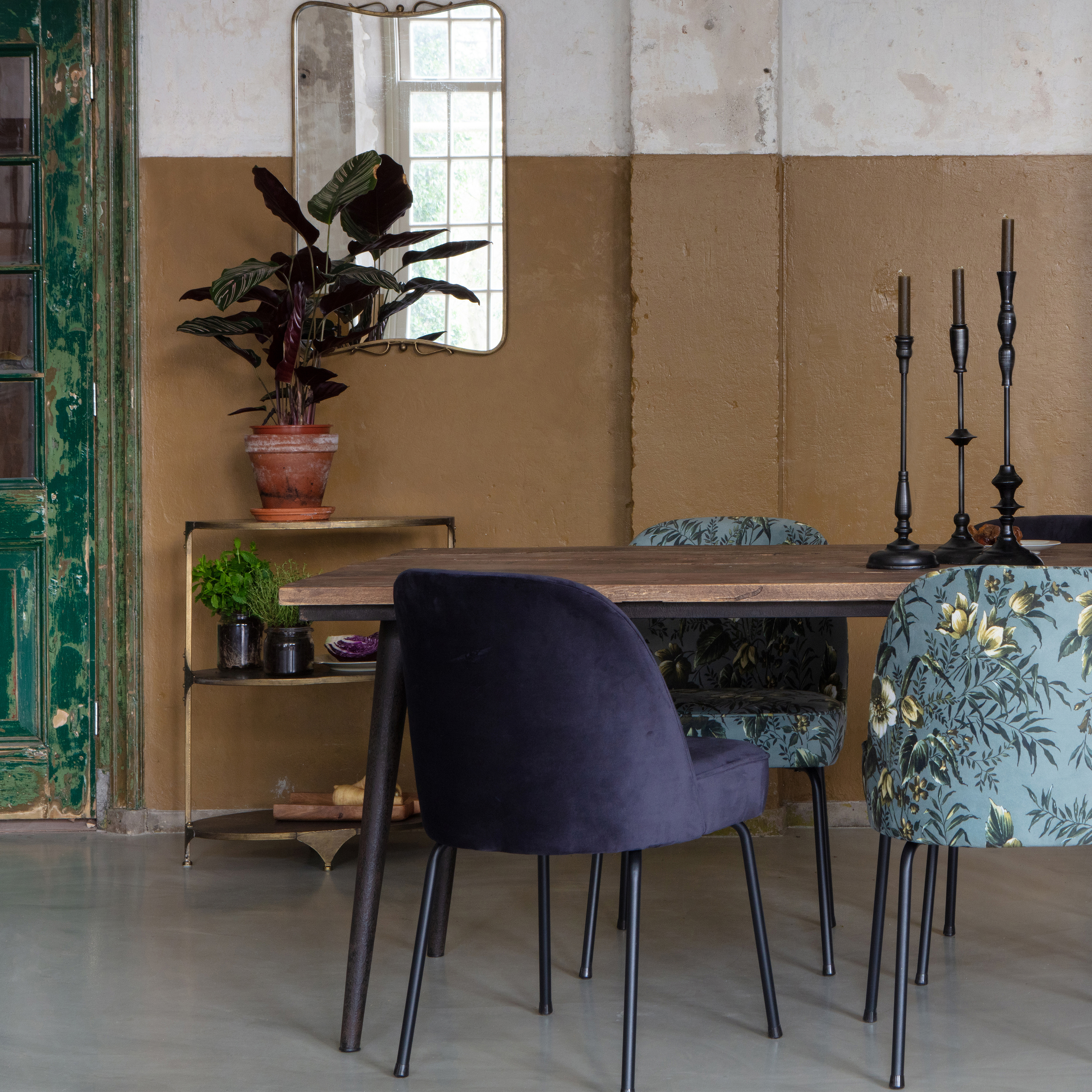 800934-N-800053-B-800816-802-800816-85-800871-B-01_SF_BP_Guild_eettafel_Rank_metalen_rek_Vogue_eetkamerstoel_inkt_poppy_grijs_Double_spiegel_VIERKANT.jpg?auto=webp&format=png&width=1500&height=1500