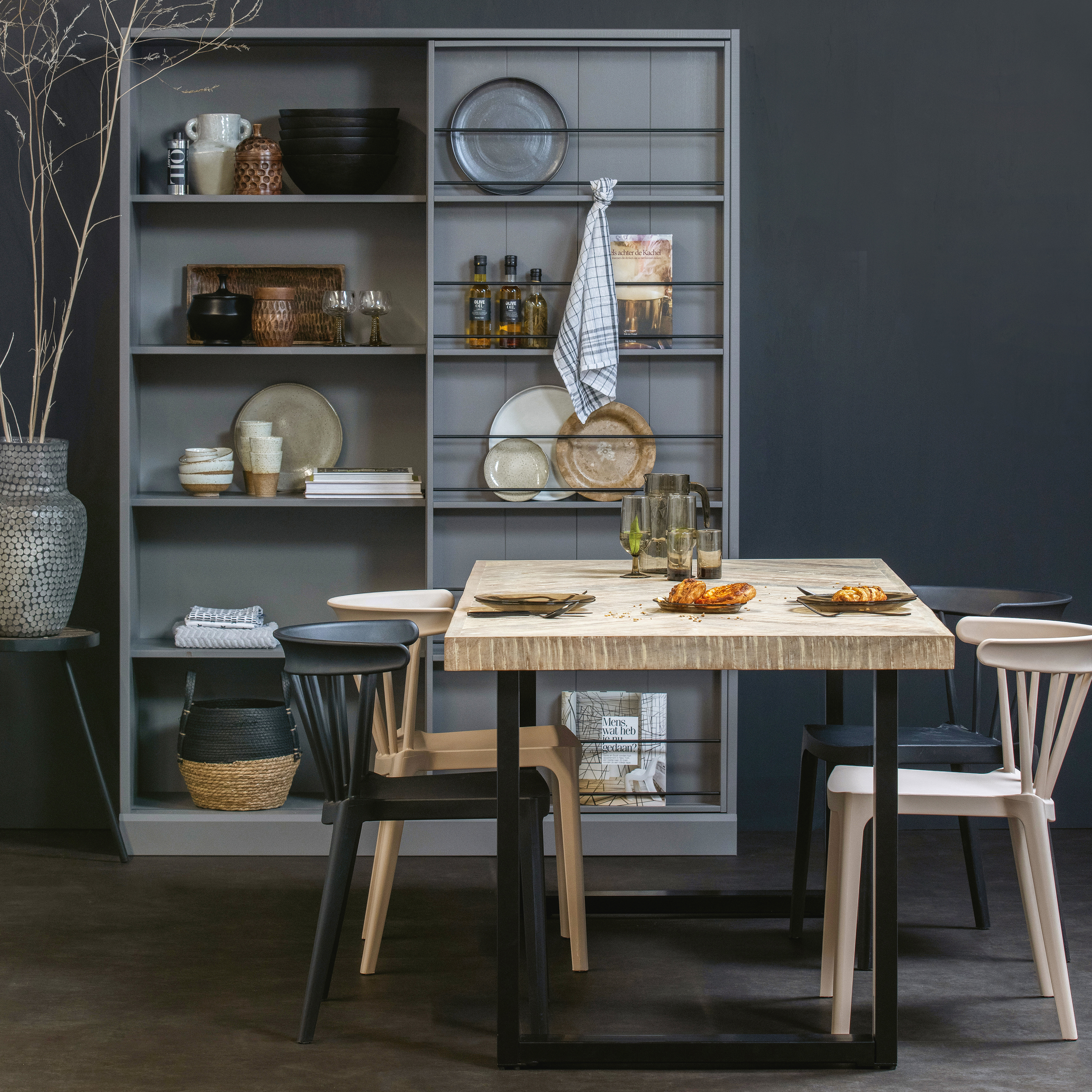 375909-U-375908-U-375283-375909-378634-N-378634-Z-373650-L-01_SF_FA_Tablo_U_Bliss_zwart_nude_stoel_Swing_kast_leem_VIERKANT.jpg?auto=webp&format=png&width=1500&height=1500