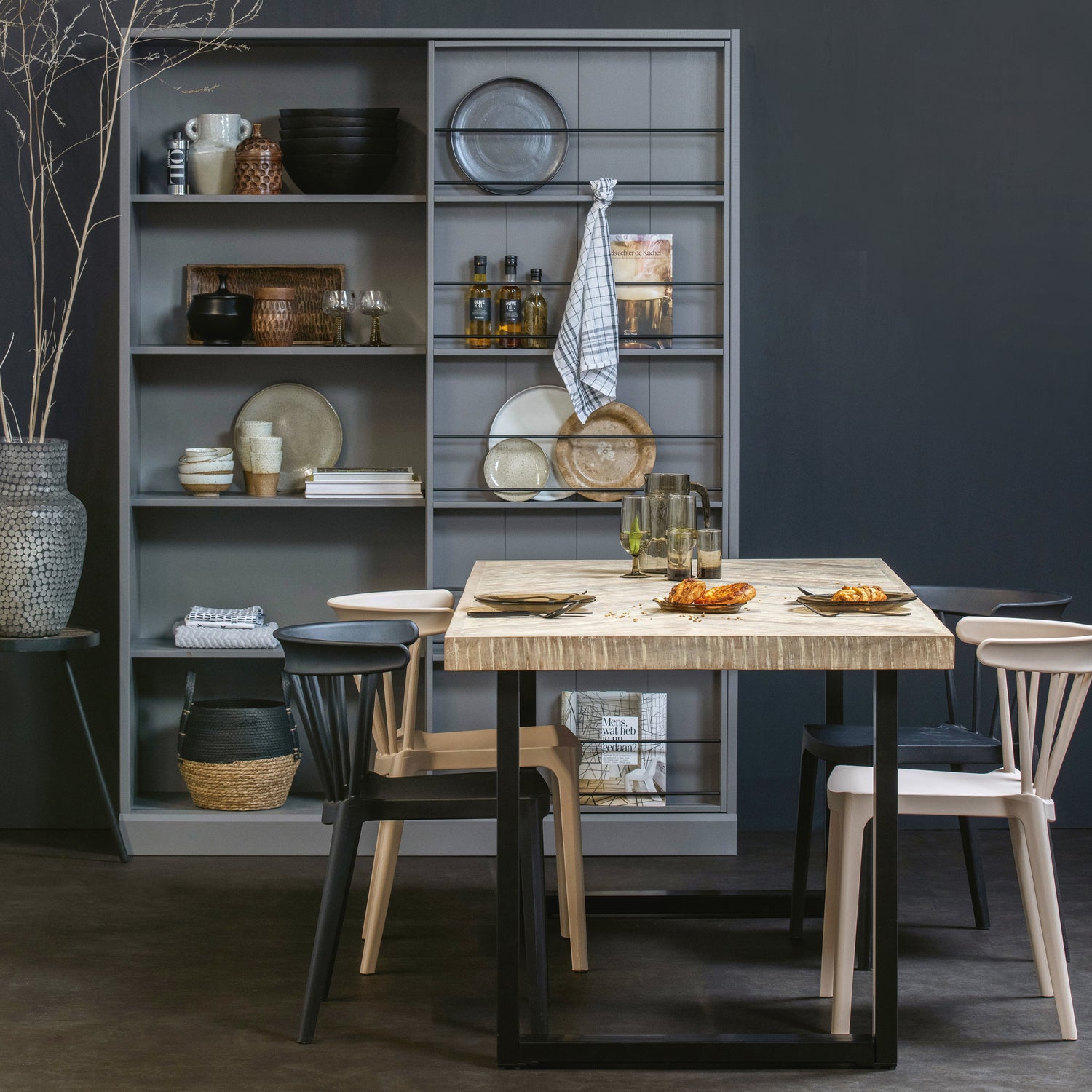 375909-U-375908-U-375283-375909-378634-N-378634-Z-373650-L-01_SF_FA_Tablo_U_Bliss_zwart_nude_stoel_Swing_kast_leem_VIERKANT.jpg?auto=webp&format=png&width=1500&height=1500