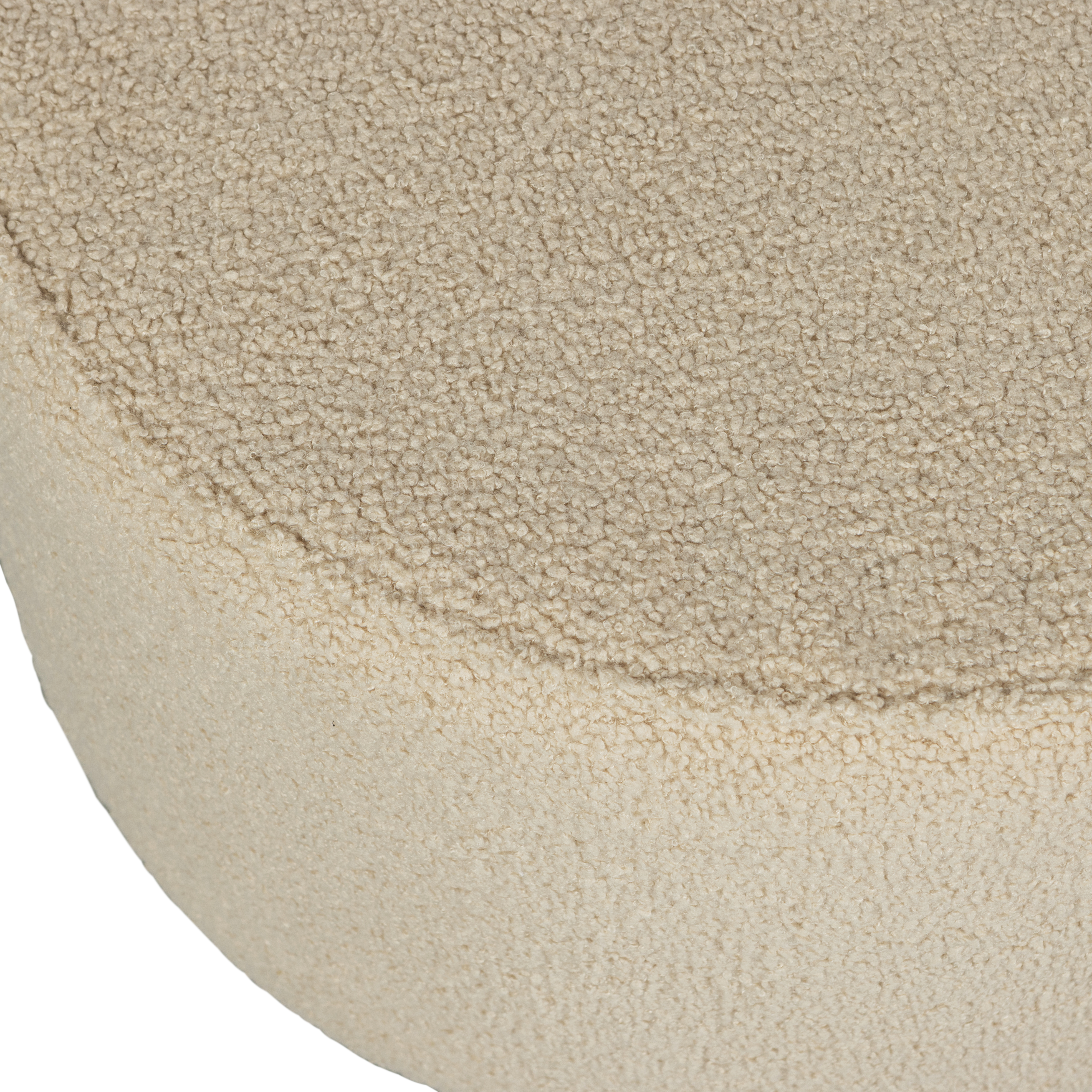 350410-TS-01_VS_FA_Sara_poef_laag_teddy_sand_36xO60_detail.png?auto=webp&format=png&width=1500&height=1500