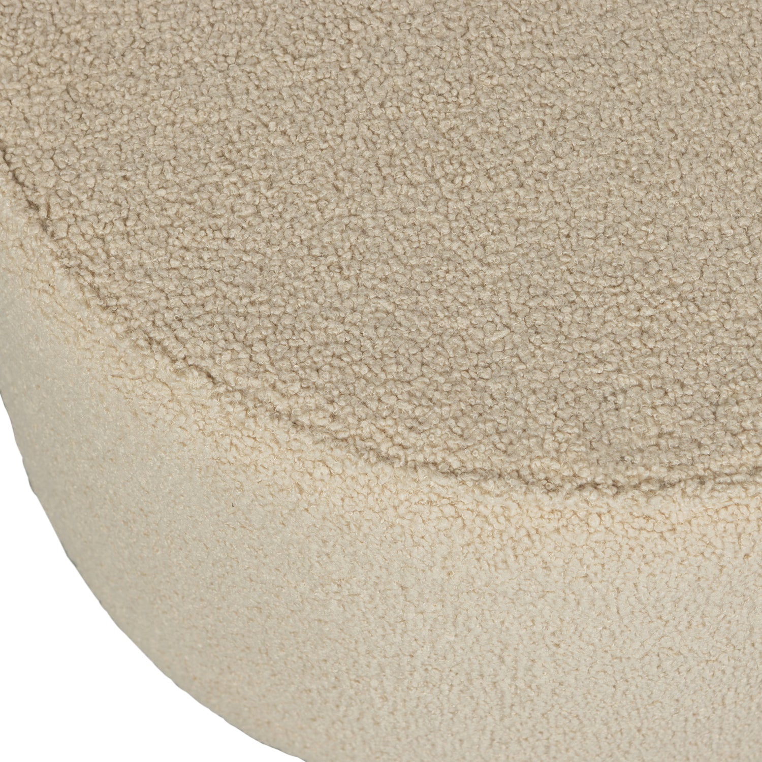 350410-TS-01_VS_FA_Sara_poef_laag_teddy_sand_36xO60_detail.png?auto=webp&format=png&width=1500&height=1500