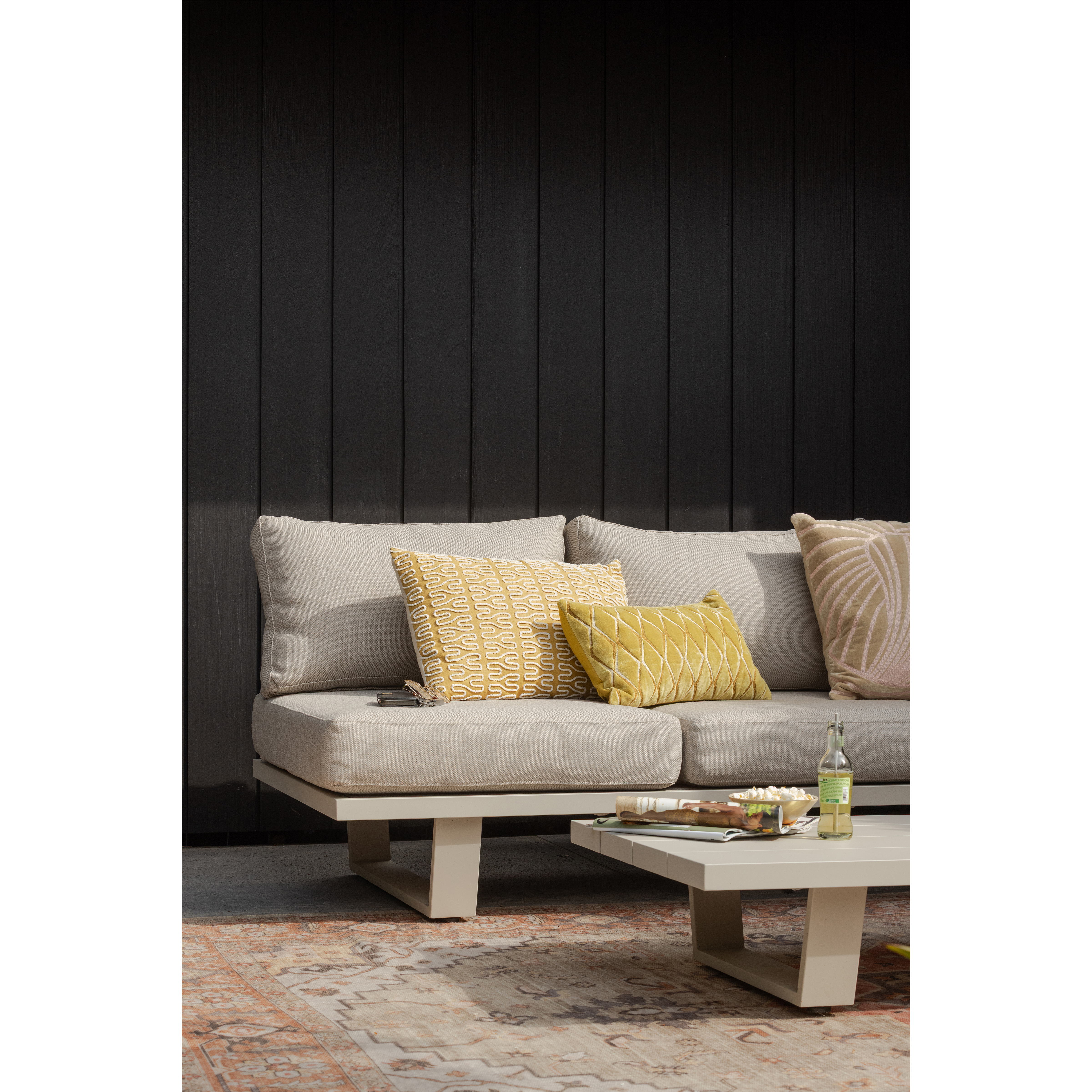 500006-Z-500007-Z-02_SF_WO_Bear_3-zits_tuinbank_aluminium_zand_salontafel_detail.png?auto=webp&format=png&width=1500&height=1500