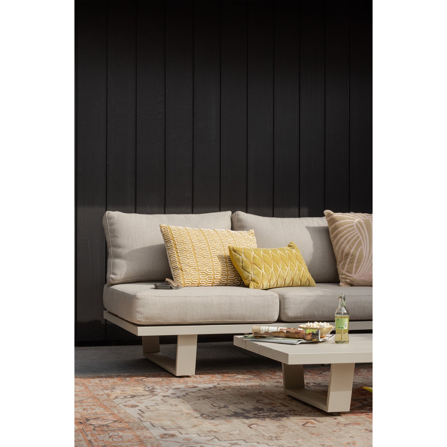 500006-Z-500007-Z-02_SF_WO_Bear_3-zits_tuinbank_aluminium_zand_salontafel_detail.png?auto=webp&format=png&width=1500&height=1500