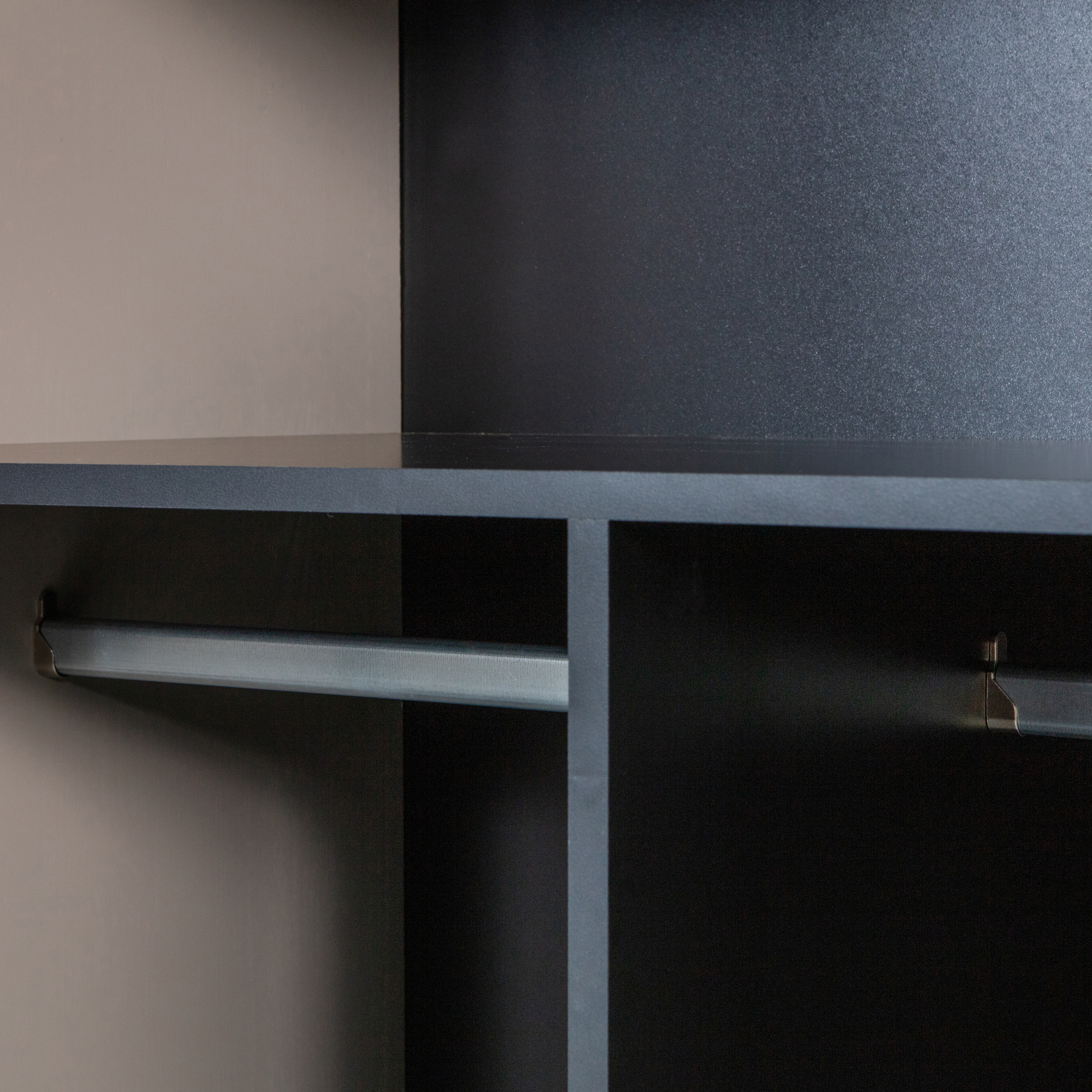 400496-M-02_VS_VT_Daily_closet_double_200x100cm_grenen_dakargrau_detail.jpg?auto=webp&format=png&width=1500&height=1500