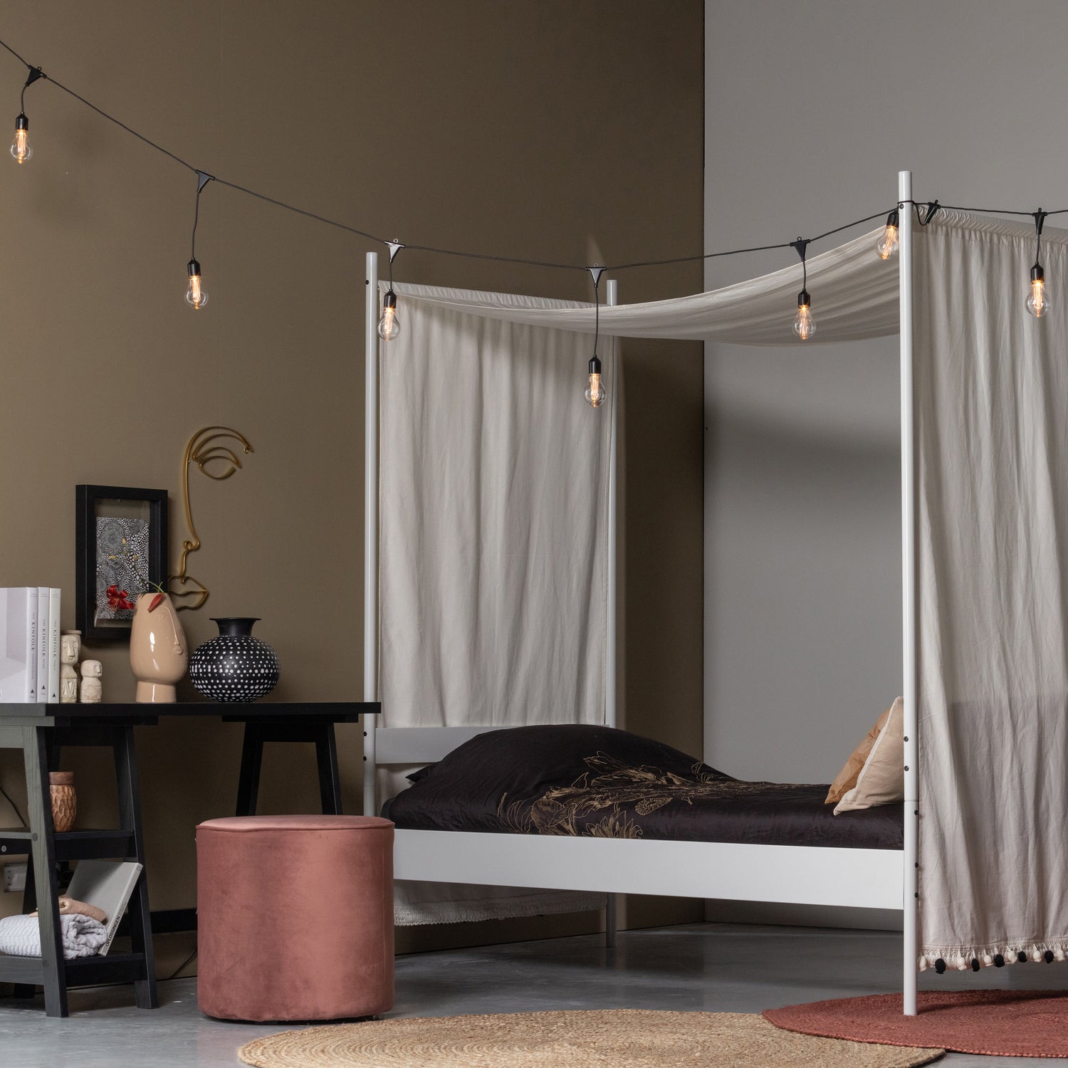 377039-W-377041-O-373321-Z-350409-350409-350409-31-373283-B-373283-N-01_SF_FA_Wendy_hemelbed_doek_Duco_bureau_Sara_poef_Ross_VIERKANT.jpg?auto=webp&format=png&width=1500&height=1500