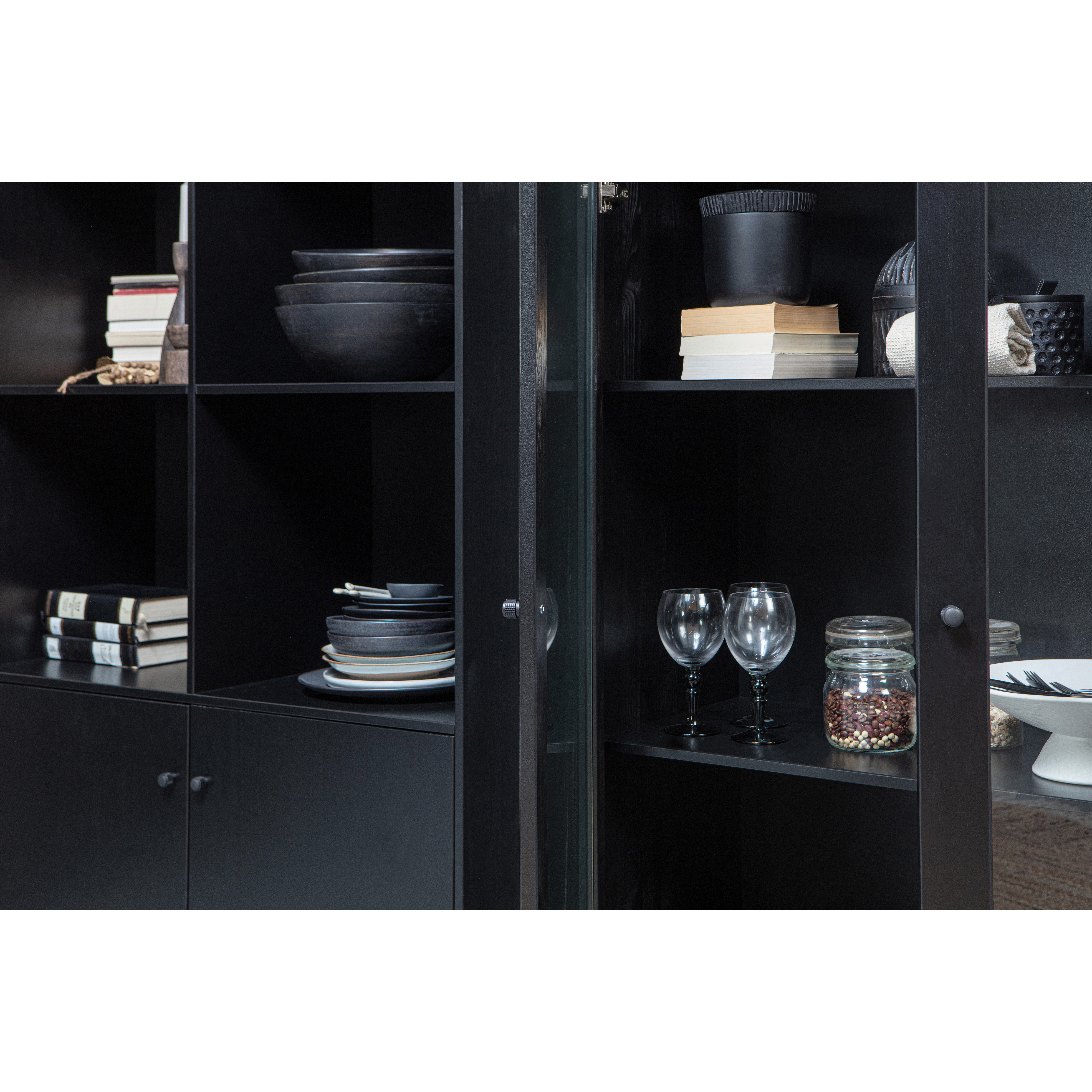 375861-Z-375862-Z-02_SF_KW_Xam_vitrinekast_open_grenen_zwart_detail.jpg?auto=webp&format=png&width=1500&height=1500