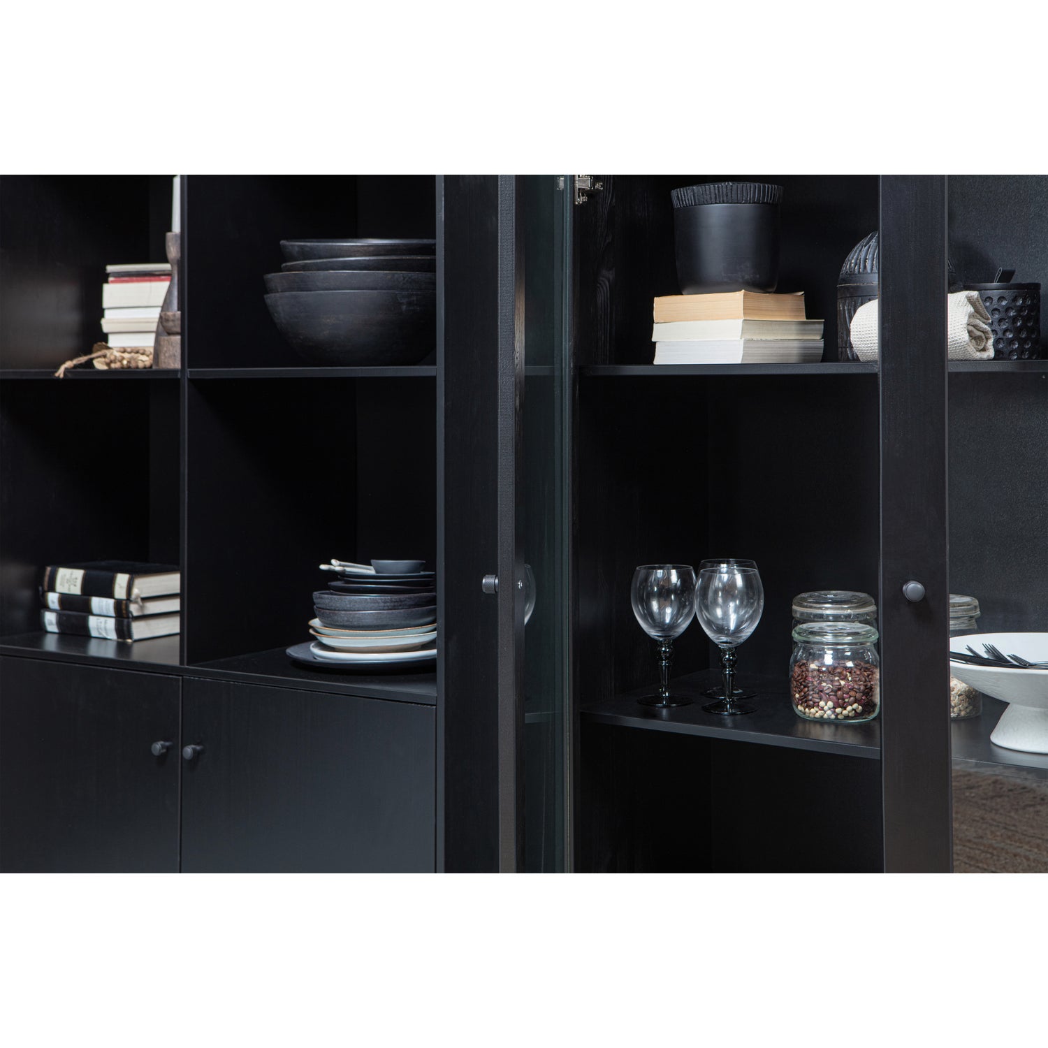375861-Z-375862-Z-02_SF_KW_Xam_vitrinekast_open_grenen_zwart_detail.jpg?auto=webp&format=png&width=1500&height=1500