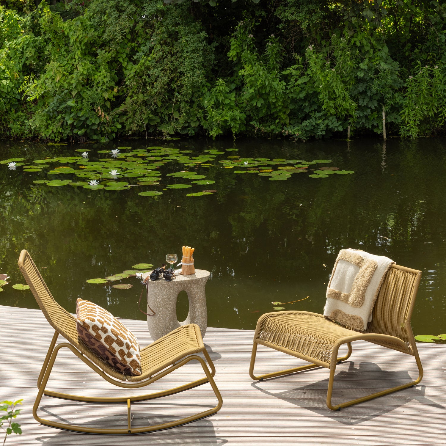 350376-H_02_SF_ES_West_tuin_loungestoel_honinggeel_Tom_tuin_schommelstoel_honinggeel.jpg?auto=webp&format=png&width=1500&height=1500