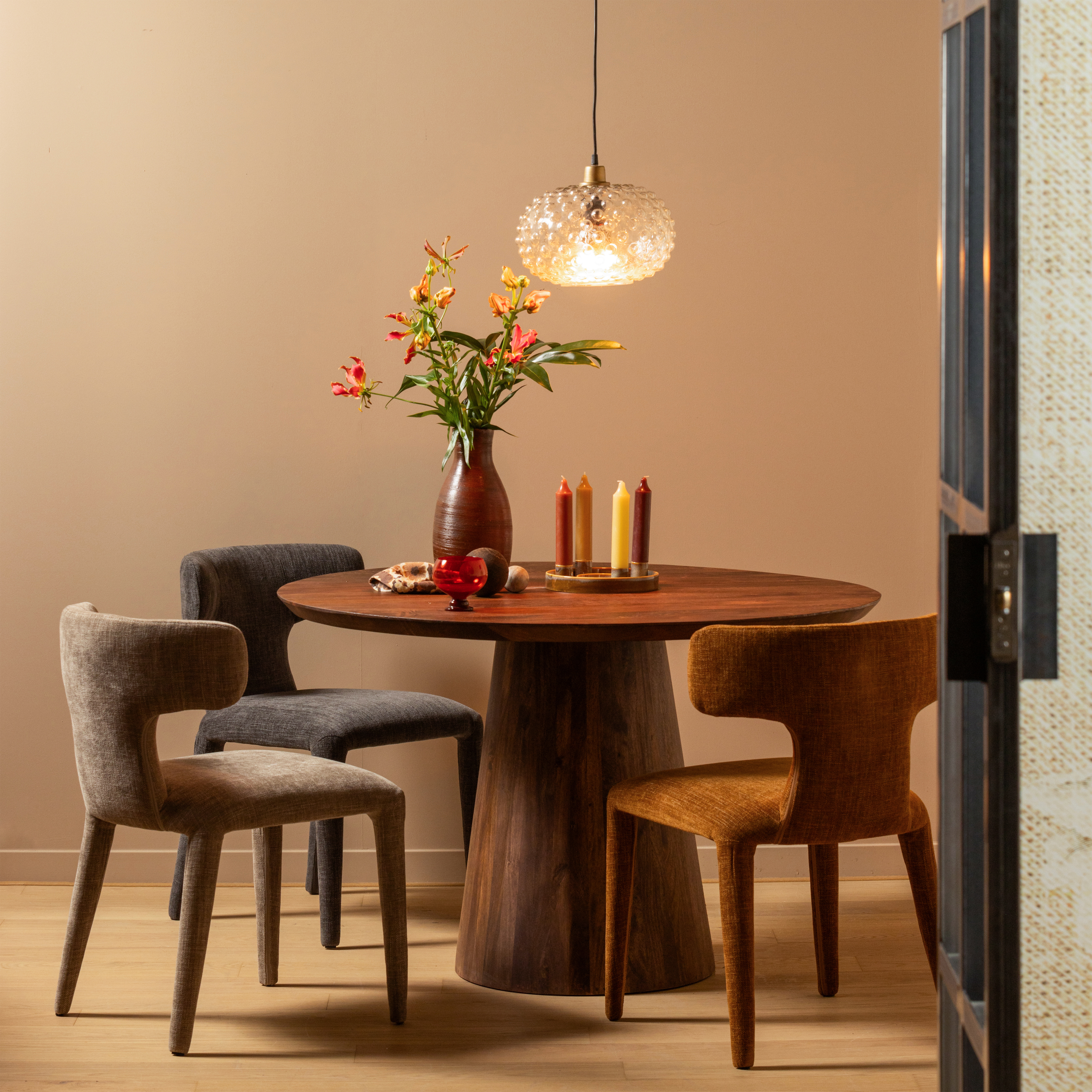 801420-E-801420-C-801420-Z-801394-W-801097-T-01_SF_BP_Permit_eetkamerstoel_Espresso_Cinnamon_Zand_Limit_eettafel_Soap_VIERKANT.jpg?auto=webp&format=png&width=1500&height=1500