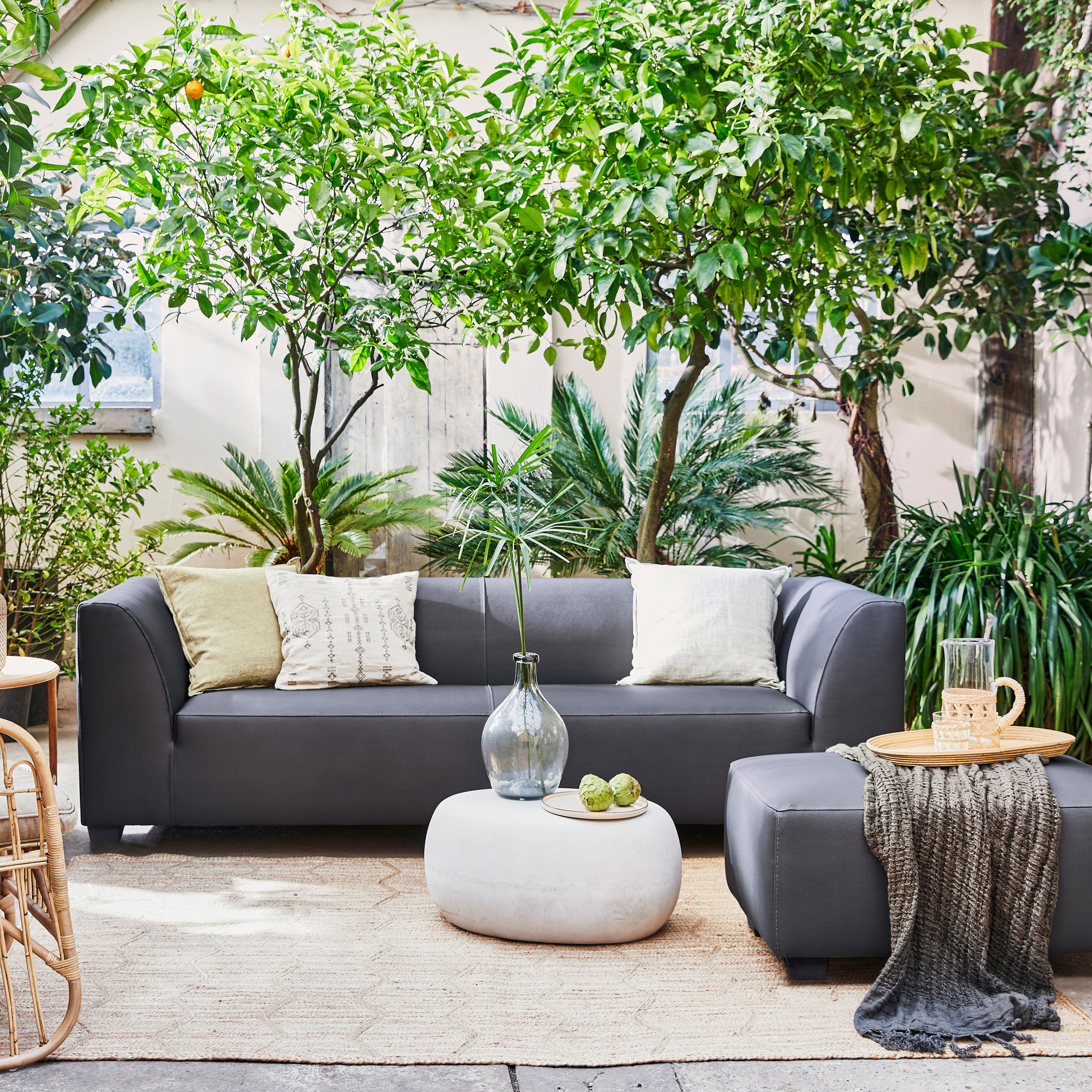 400432-C-400434-C-375155-W-01_SF_VT_Hollandia_3-zits_bank_carbon_grijs_hocker_Pebble_bijzettafel_betonlook_wit_VIERKANT.jpg?auto=webp&format=png&width=1500&height=1500