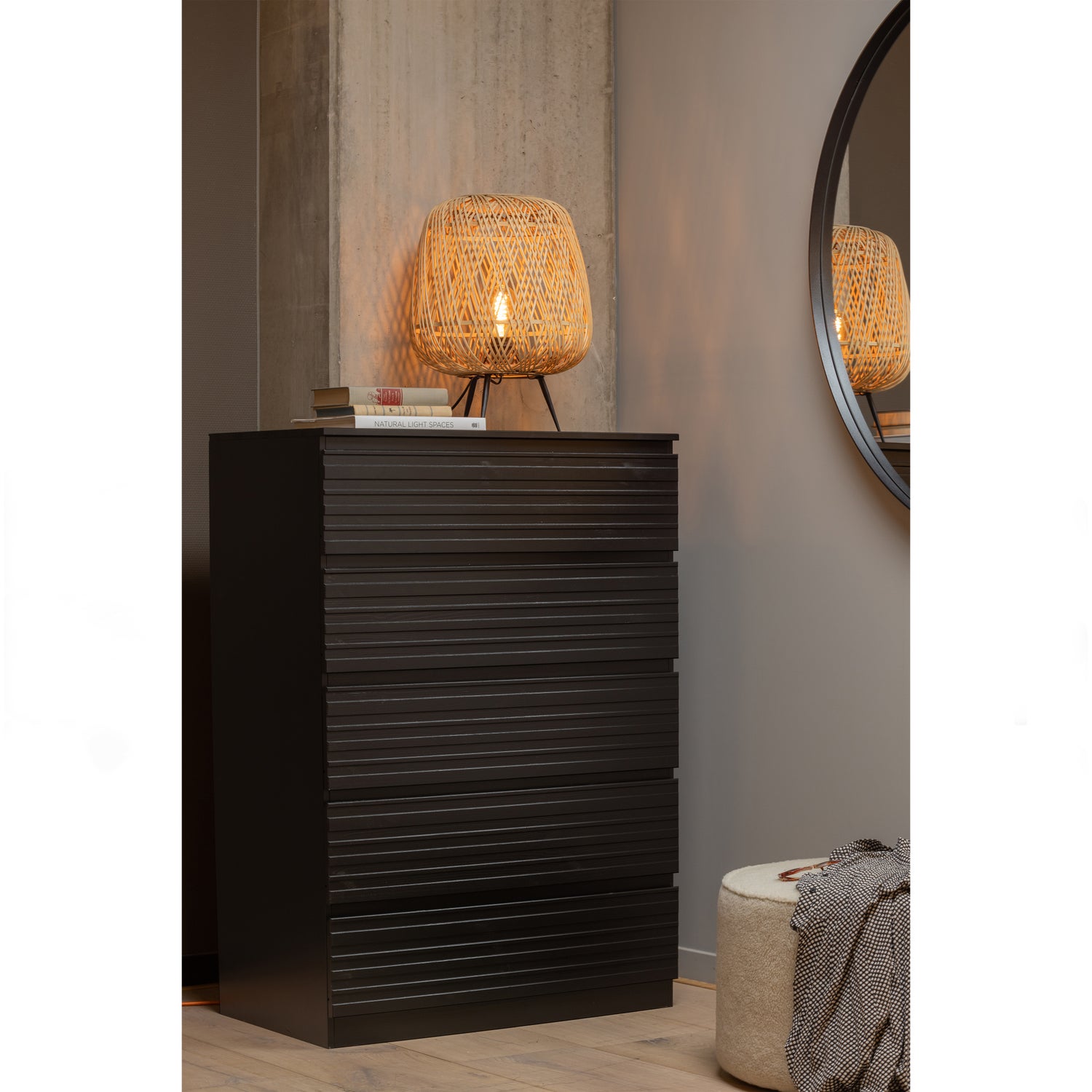 373468-Z-373292-N-350410-T-373907-Z-02_SF_FA_Jente_5_ladekast_zwart_Moza_tafellamp_Sara_poef_off_white_Doutzen_spiegel.jpg?auto=webp&format=png&width=1500&height=1500