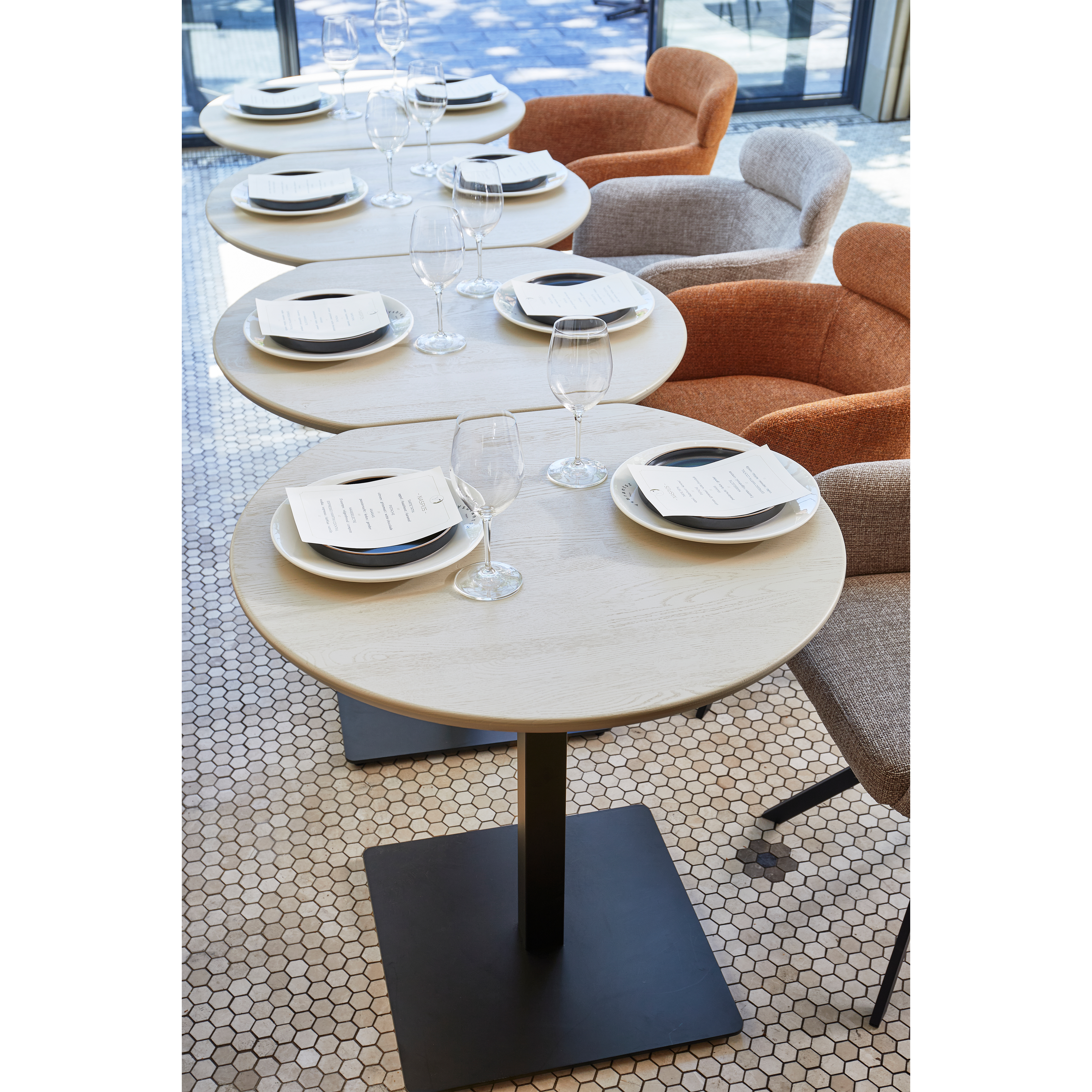 TB-BE-VL24-0790x0670-377345-TB-BT-VL24-0790x0670-02_SF_FA_Tafelblad_bistro_eind_tussen_vingerlas_80cm_dakargrau_Bistro_vierkant.jpg?auto=webp&format=png&width=1500&height=1500