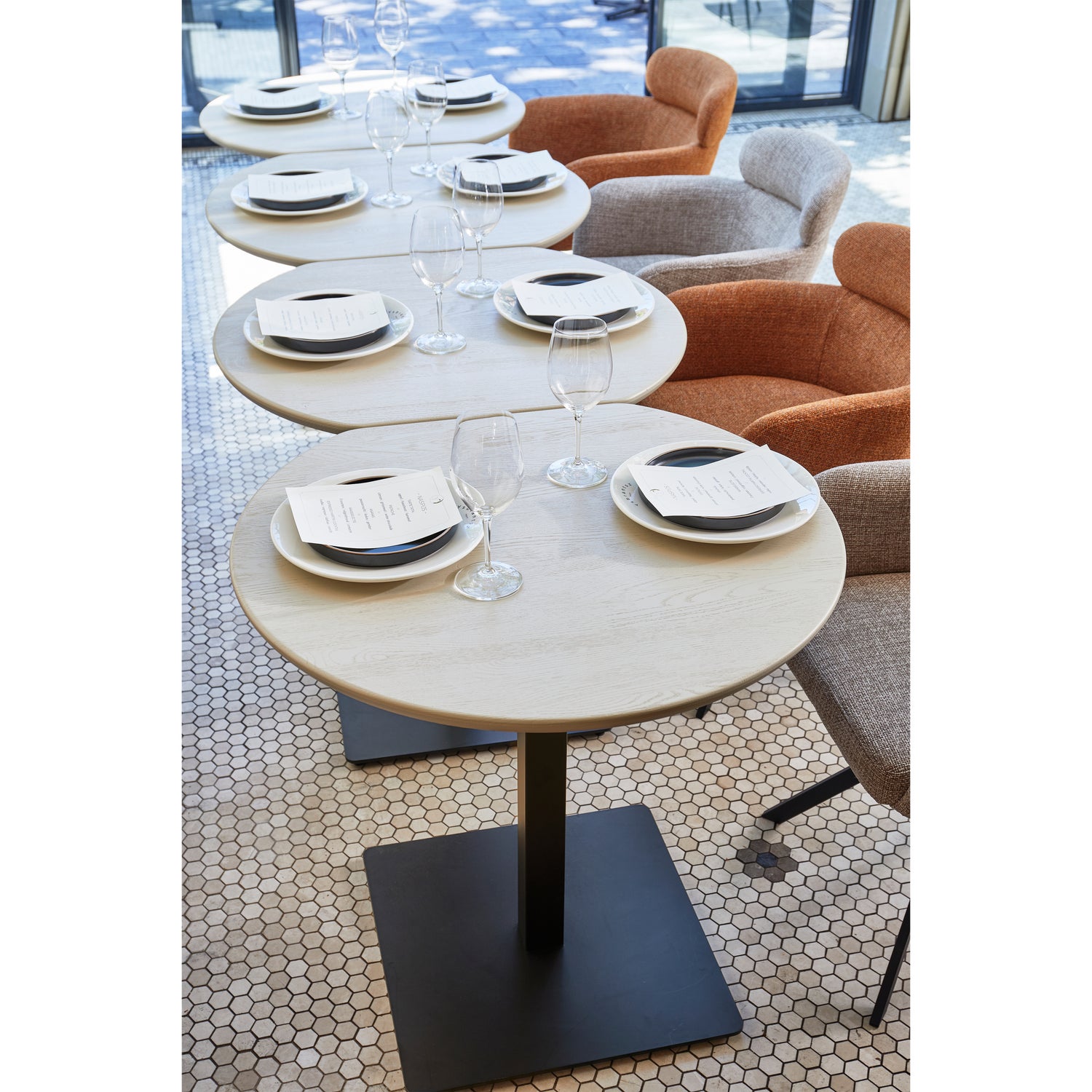 TB-BE-VL24-0790x0670-377345-TB-BT-VL24-0790x0670-02_SF_FA_Tafelblad_bistro_eind_tussen_vingerlas_80cm_dakargrau_Bistro_vierkant.jpg?auto=webp&format=png&width=1500&height=1500