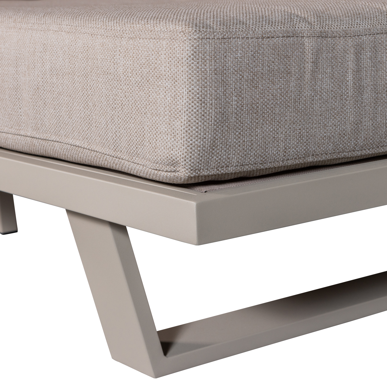 500006-Z-02_VS_EXT_Bear_3-zits_bank_aluminium_zand_detail.png?auto=webp&format=png&width=1500&height=1500