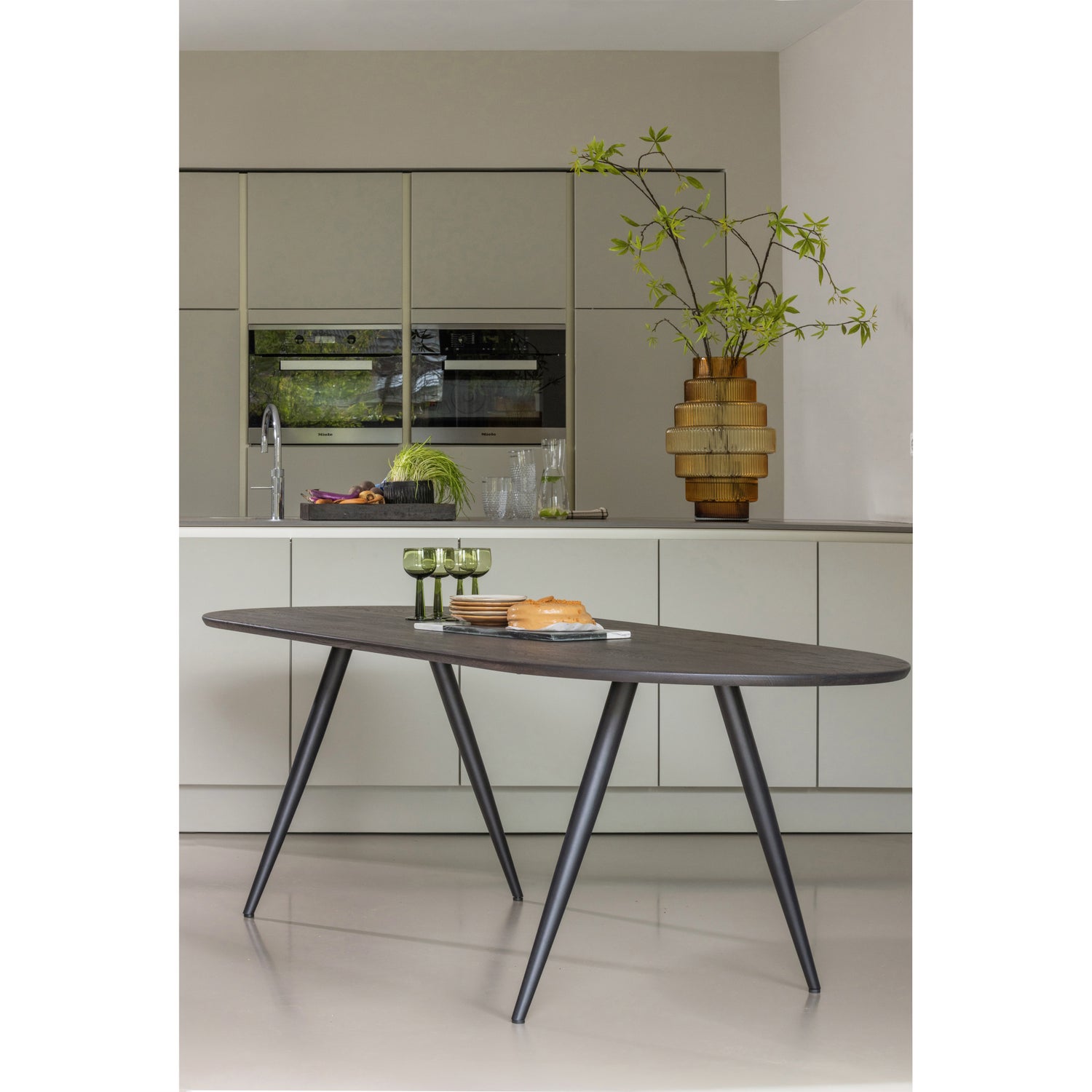 TB-AR-VL24-1790X0890-375286-01_SF_FA_Tafelblad_afgerond_vingerlas_180x90cm_mystic_brown__Conisch_poot.jpg?auto=webp&format=png&width=1500&height=1500