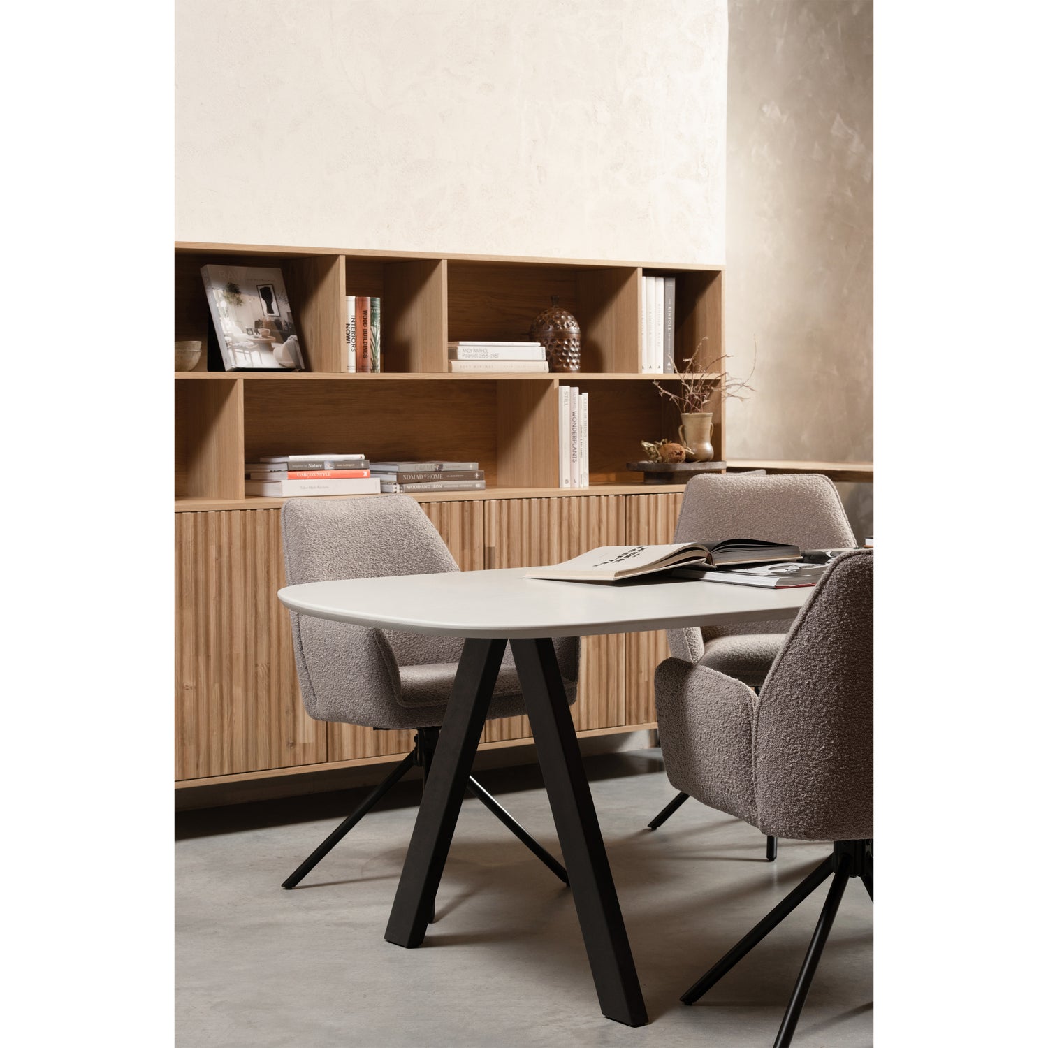 373585-B-373534-L-376097-V-01_SF_FA_New_gravure_wandkast_eiken_Amber_draaistoel_lichtgrijs_Combi_tablo_mist_V-poot.jpg?auto=webp&format=png&width=1500&height=1500