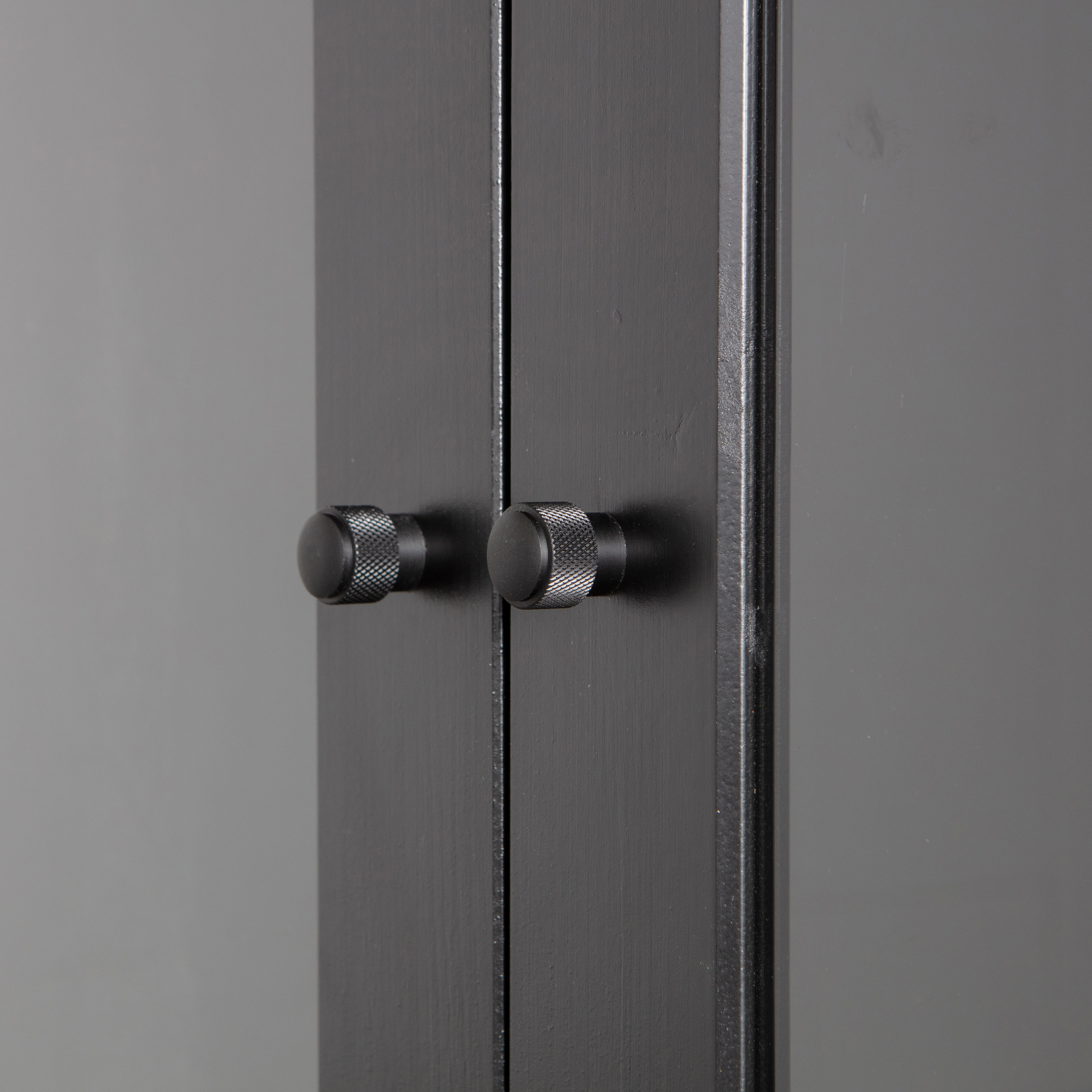 375861-Z-01_VS_KW_Xam_Vitrinekast_grenen_zwart_detail.jpg?auto=webp&format=png&width=1500&height=1500