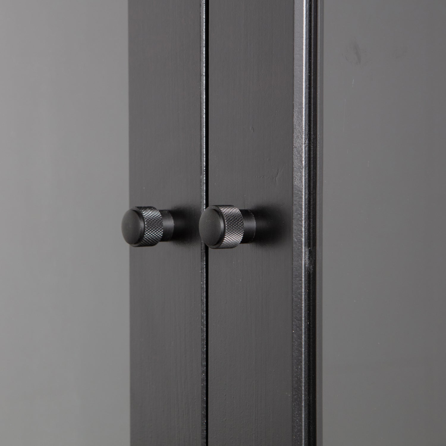 375861-Z-01_VS_KW_Xam_Vitrinekast_grenen_zwart_detail.jpg?auto=webp&format=png&width=1500&height=1500