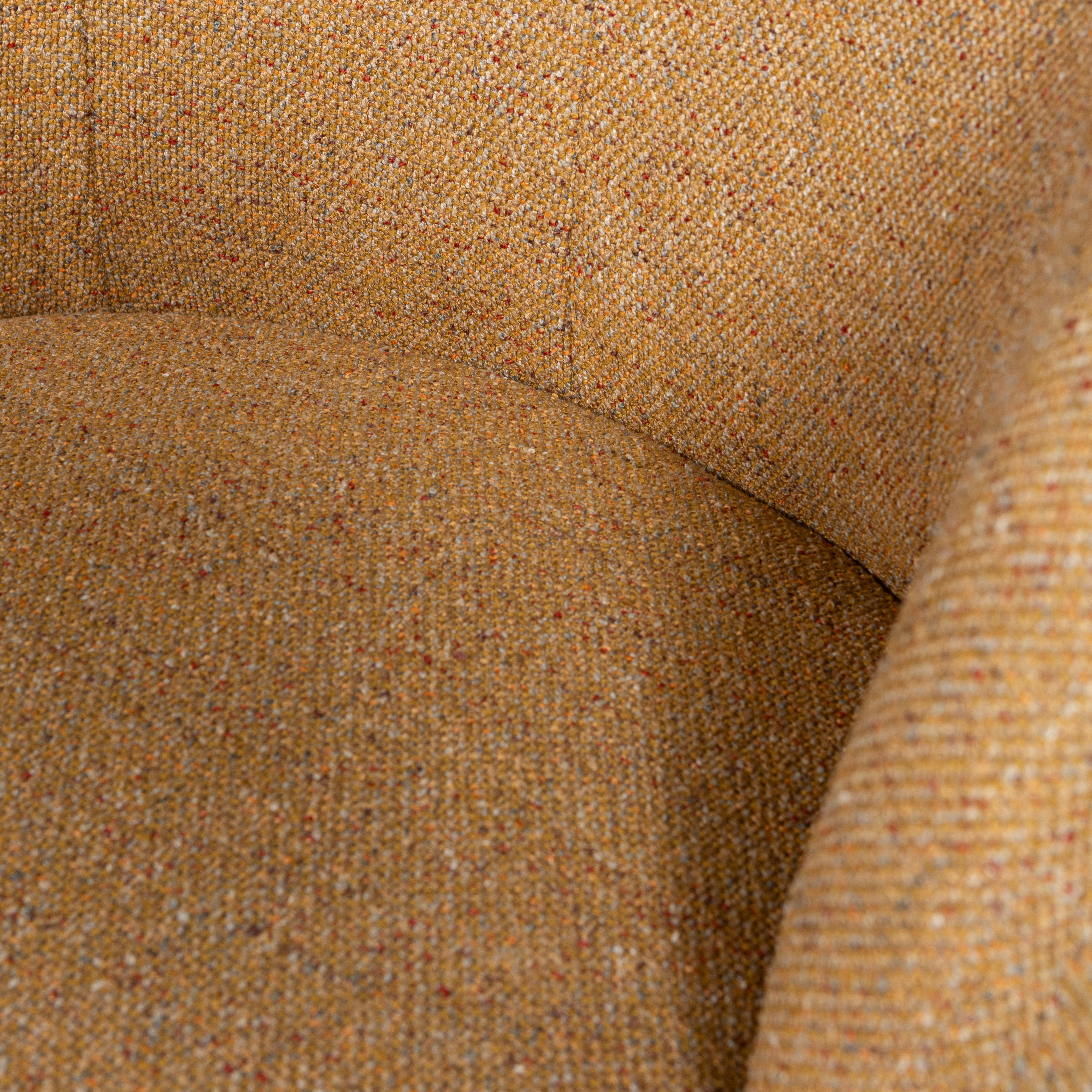 373539-CU-01_VS_WE_Serra_draaifauteuil_melange_stof_curry_detail.png?auto=webp&format=png&width=1500&height=1500