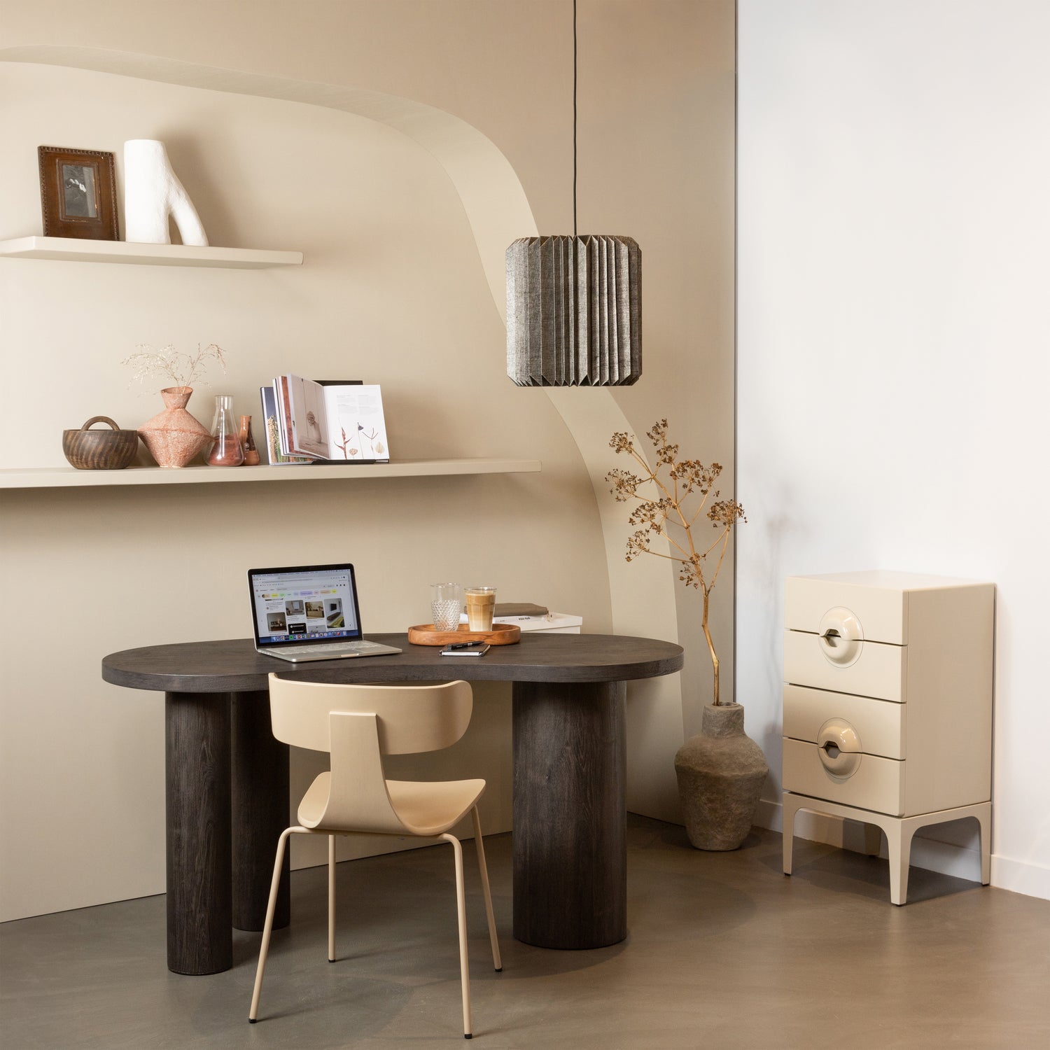 375037-D-800585-Z-375094-G-375043-B-01_SF_WE_Maan_organisch_sidetable_bureau_MDF_donkerbruin_Form_stoel_zand_Merge_ladekast_greige_Reza_VIERKANT.jpg?auto=webp&format=png&width=1500&height=1500