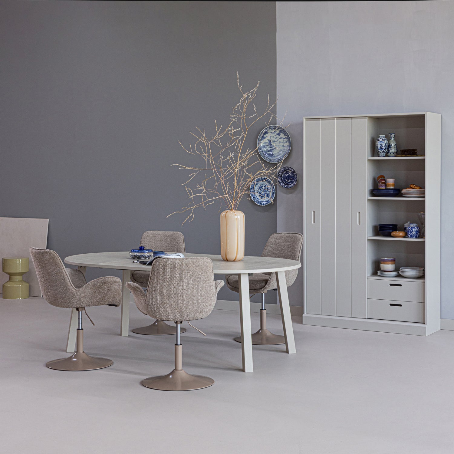 373786-DG__377487-S__373661-DU__377477-N_04_SF_Janne_uitschuifbare_eettafel_Marten_eetkamerstoel_Mila_schuifdeurkast_Arles_vierkant.jpg?auto=webp&format=png&width=1500&height=1500