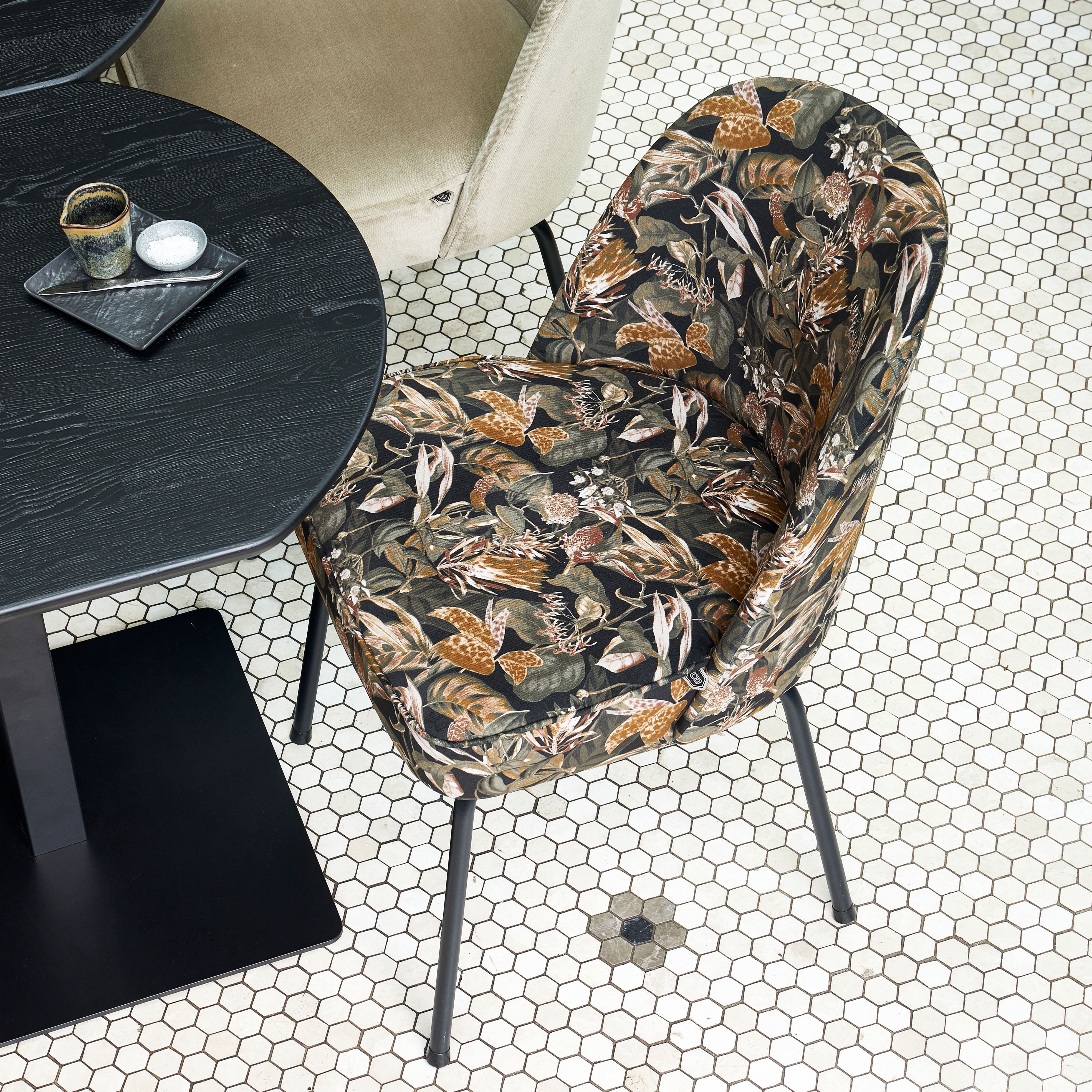 TB-BT-VL24-0790X0670-377345-800816-Q-01_SF_FA_Tafelblad_bistro_tussen_vingerlas_O80cm_blacknight_Bistro_vierkant_Vogue_bouqet_VIERKANT.jpg?auto=webp&format=png&width=1500&height=1500