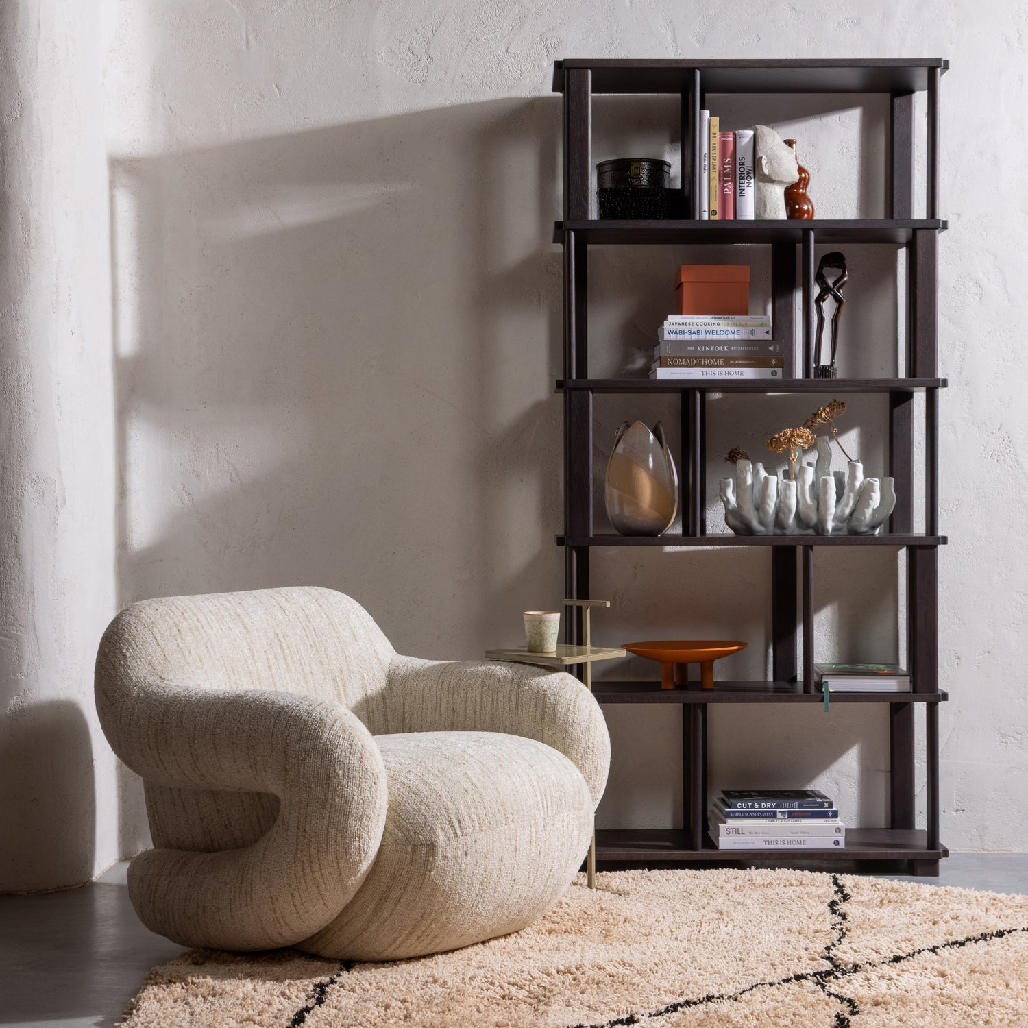 377499-M-377484-N-373527-W-375047-Z-02_SF_WE_Riss_boekenkast_Folke_fauteuil_naturel_Cleo_vloerkleed_Toste_vierkant.jpg?auto=webp&format=png&width=1500&height=1500