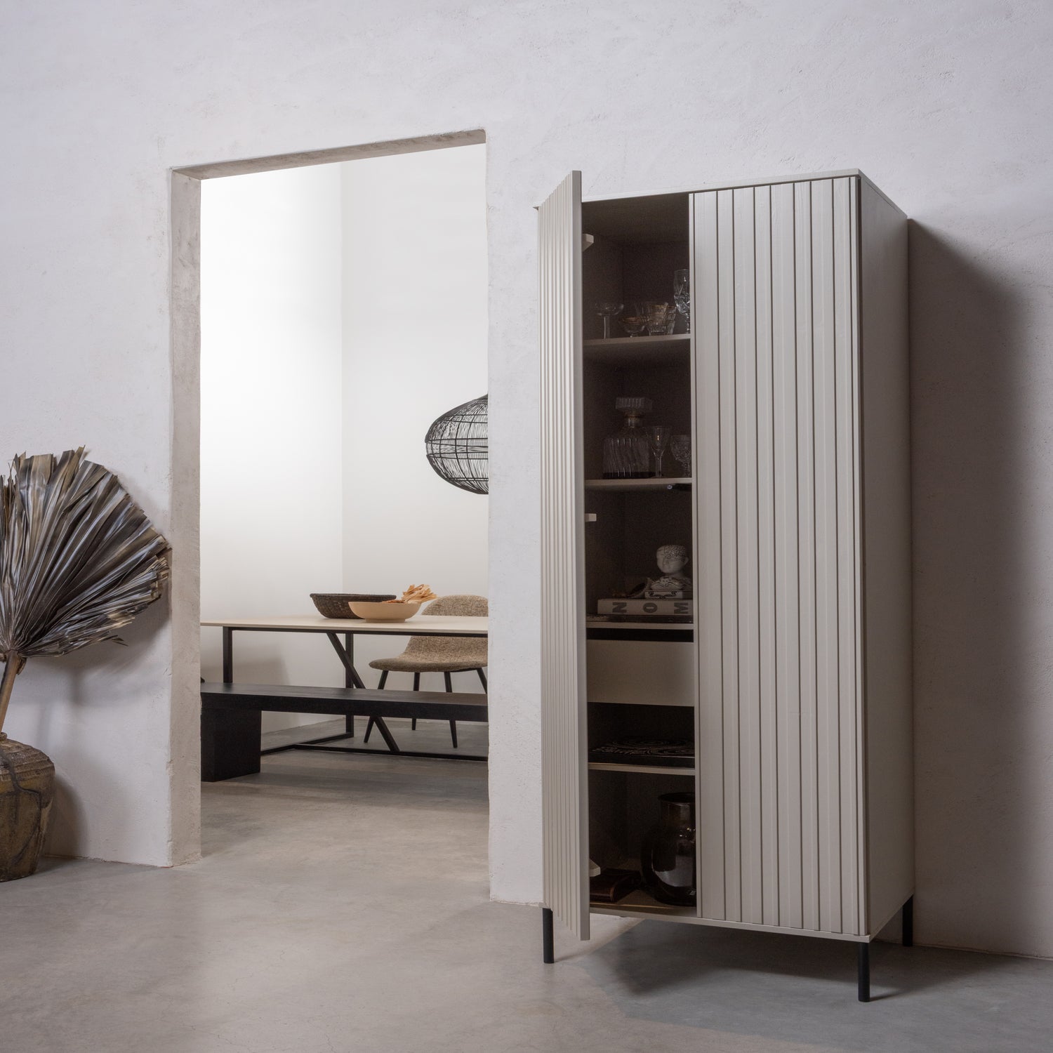 373474-D-02_SF_WE_Gravure_hoge_kast_met_lade_grenen_dust.jpg?auto=webp&format=png&height=1500