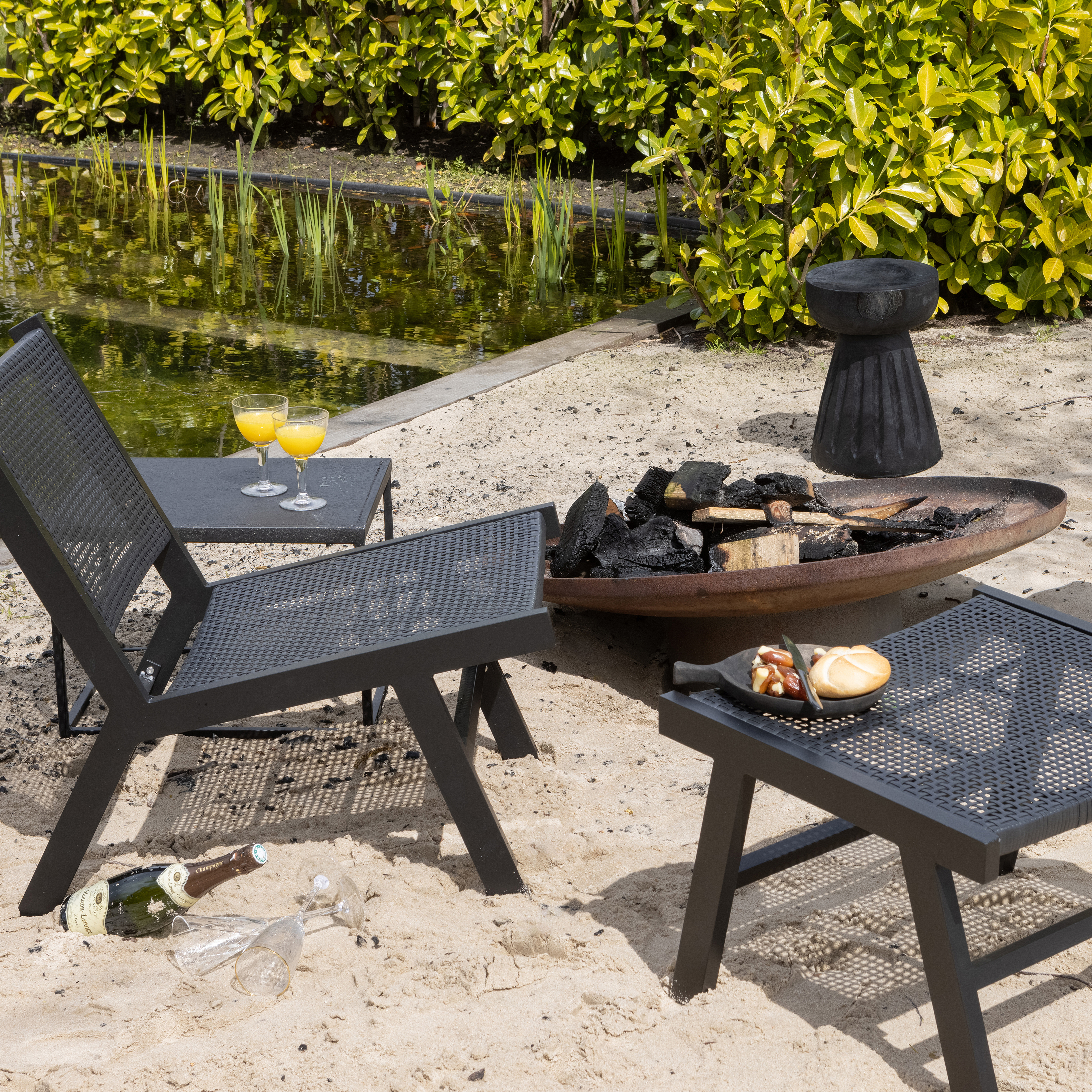 377166-Z-377165-Z-377152-N-377153-Z-377186-Z-01_SF_FA_Puk_fauteuil_hocker_aluminium_zwart_Bikkel_kruk_hout_naturel_Borre_kruk_hout_zwart_Febe_bijzettafels_VIERKANT.jpg?auto=webp&format=png&width=1500&height=1500