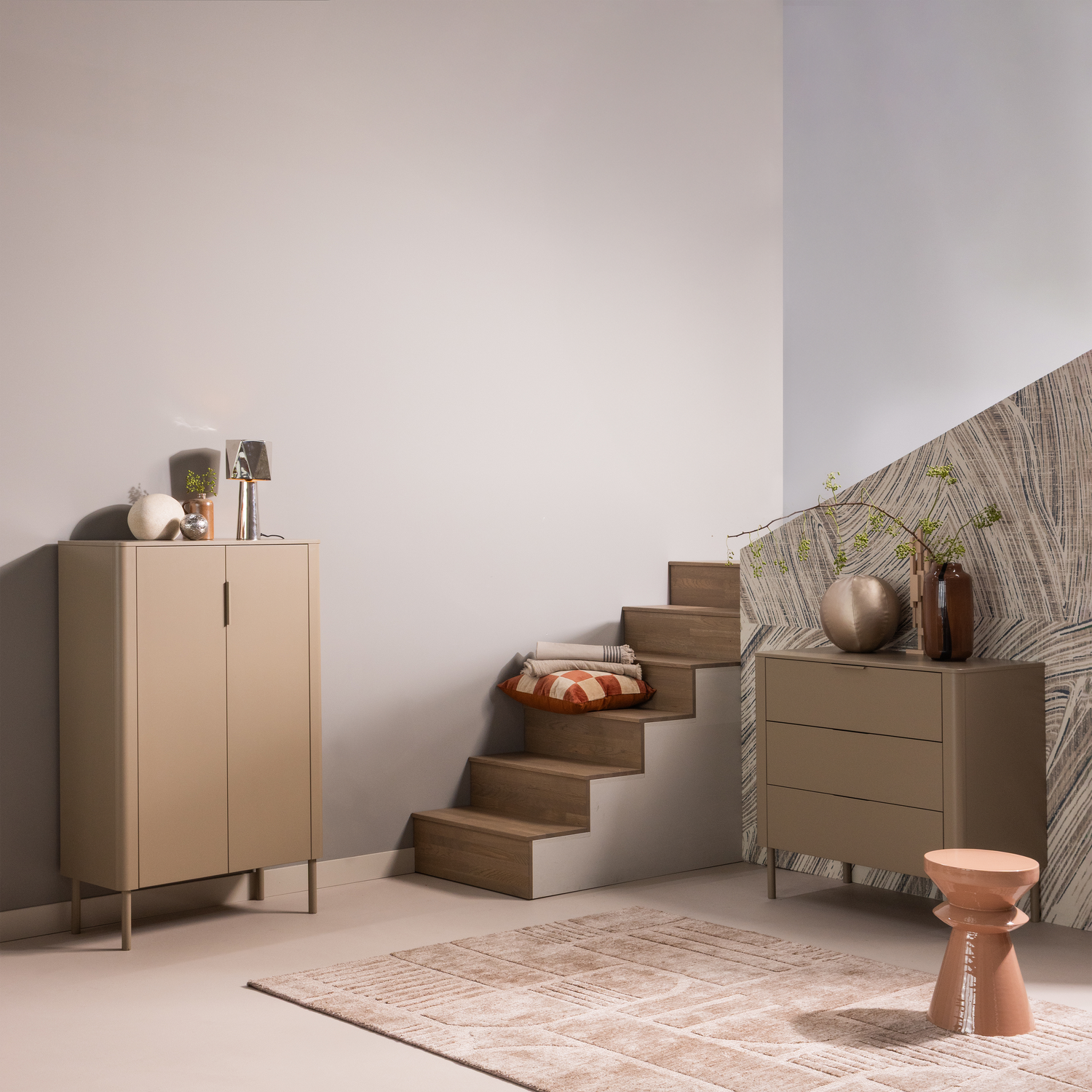 377692-MD-377622-C-377693-MD-377479-B-377744-NA-375109-R-01_WP_SF_Gunnar_2-deurs_kast_ladenkast_grenen_mud_Rea_tafellamp_Selane_vaas_Rodeo_bal_kussen_Fedde_bijzettafel_vierkant.png?auto=webp&format=png&width=1500&height=1500