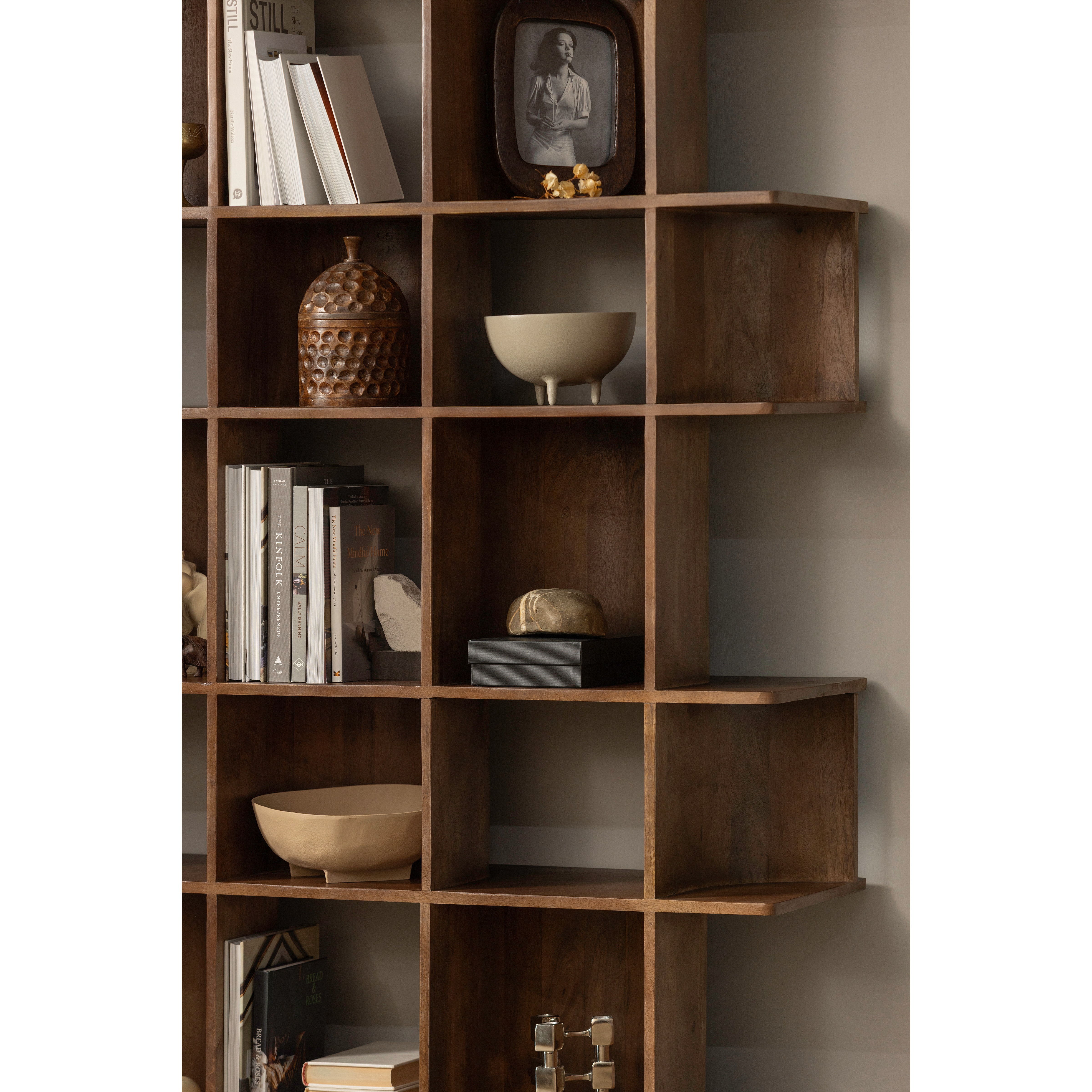 377508-W-01_SF_WP_Sinne_boekenkast_hout_walnoot_180x130cm_detail.png?auto=webp&format=png&width=1500&height=1500