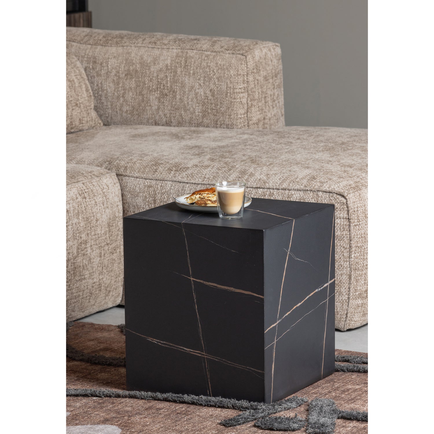 375694-MR-377127-B-373434-Z-02_SF_WE_Bean_hoekbank_travertin_Roden_vloerkleed_Benji_bijzettafel.jpg?auto=webp&format=png&width=1500&height=1500