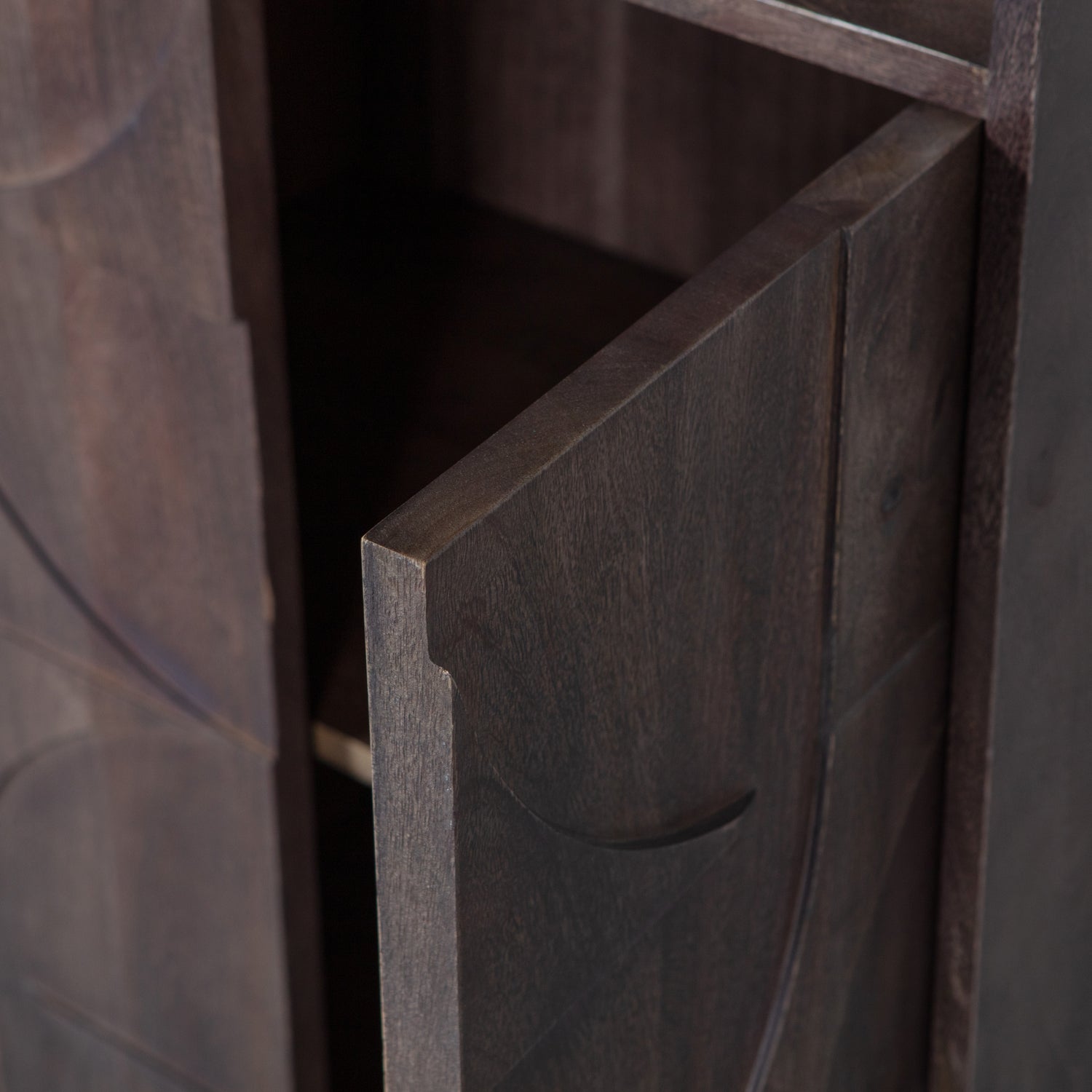 801300-W-01_VS_BP_Draw_4_deurs_opbergkast_met_open_vak_mango_hout_walnooot_detail.png?auto=webp&format=png&width=1500&height=1500