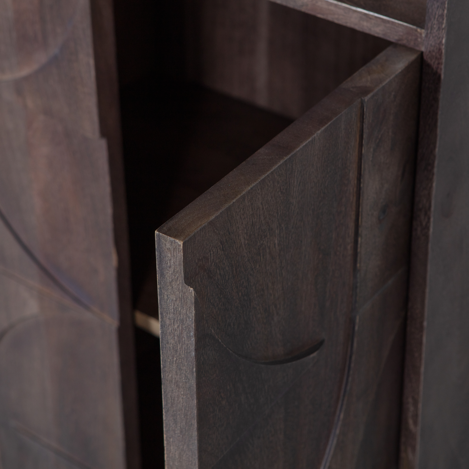 801300-W-01_VS_BP_Draw_4_deurs_opbergkast_met_open_vak_mango_hout_walnooot_detail.png?auto=webp&format=png&width=1500&height=1500