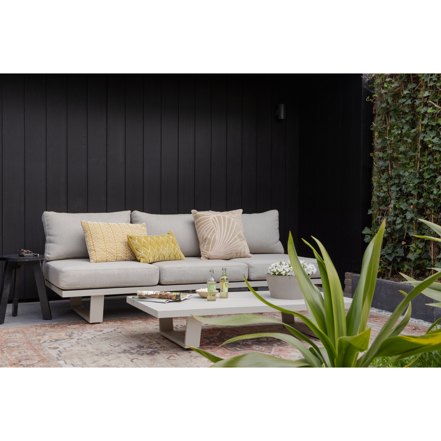 500006-Z-500007-Z-01_SF_WO_Bear_3-zits_tuinbank_aluminium_zand_salontafel.png?auto=webp&format=png&width=1500&height=1500