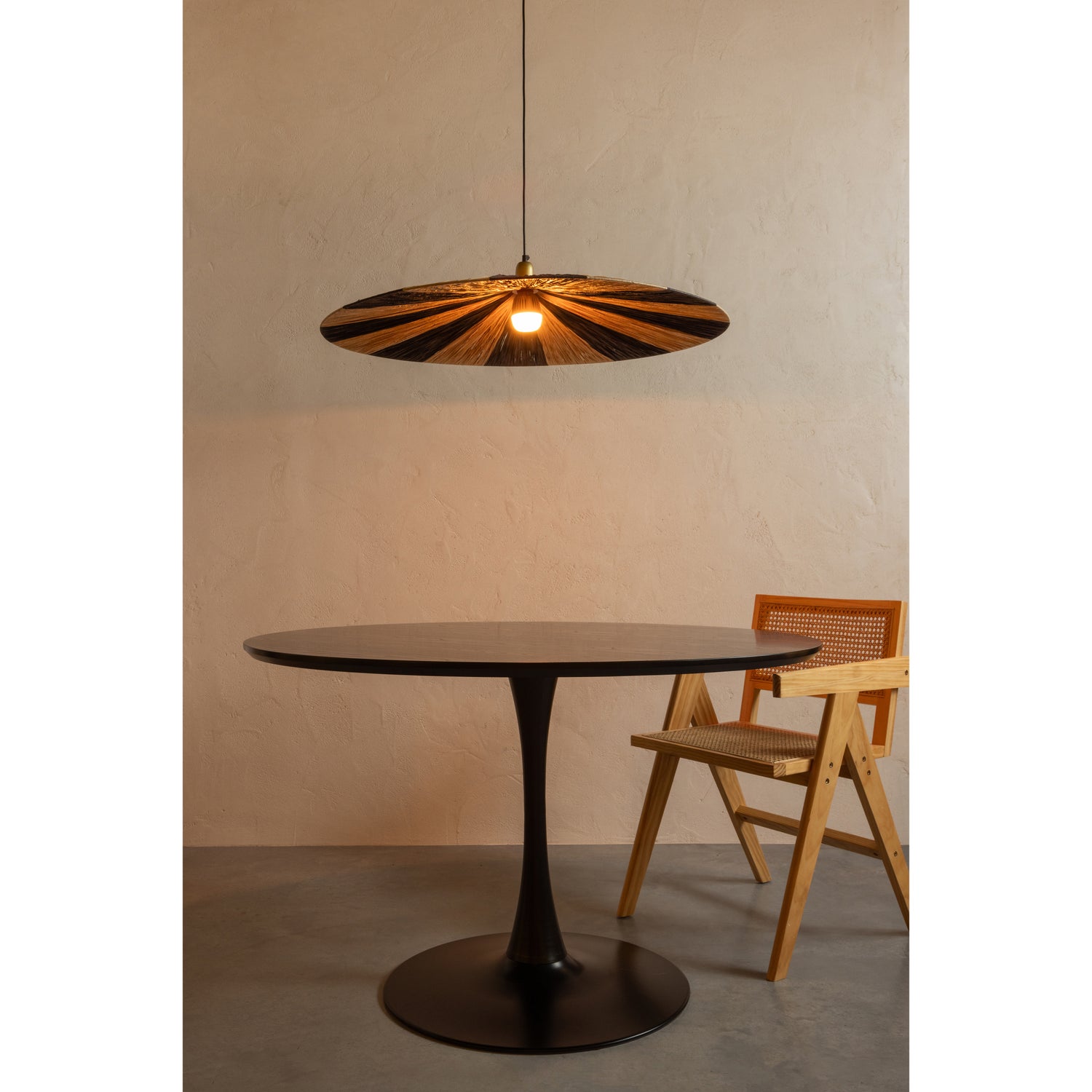 377366-Z-377300-Z-200405-N-01_SF_WE_Loic_hanglamp_streep_zwart_naturel_O95cm_Sammy_eettafel_rond_Weft_naturel.jpg?auto=webp&format=png&width=1500&height=1500