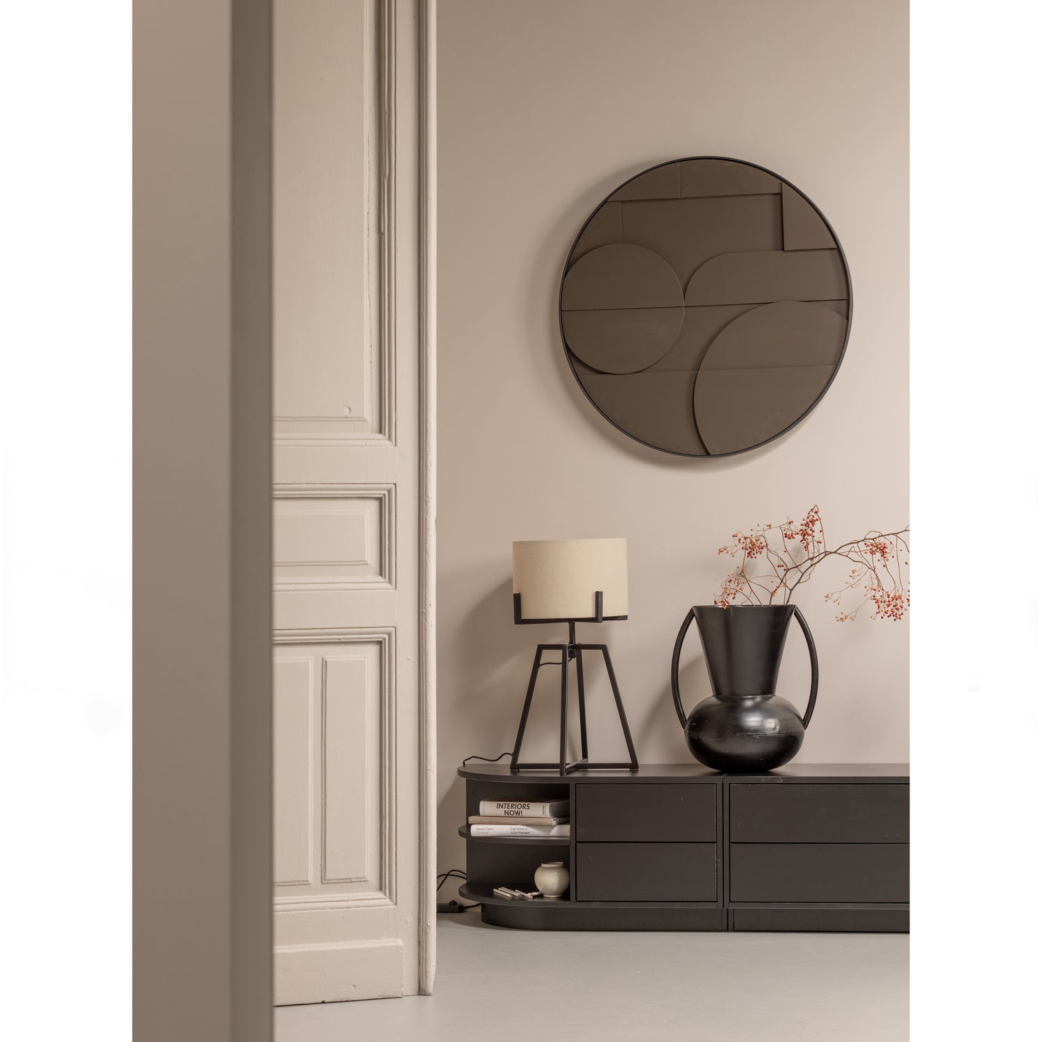 373513-Z-373521-E-379542-N-377322-Z-01_SF_WE_Finca_tv_meubel_rond_Fiona_Holly_tafellamp_Siep_vaas.jpg?auto=webp&format=png&width=1500&height=1500