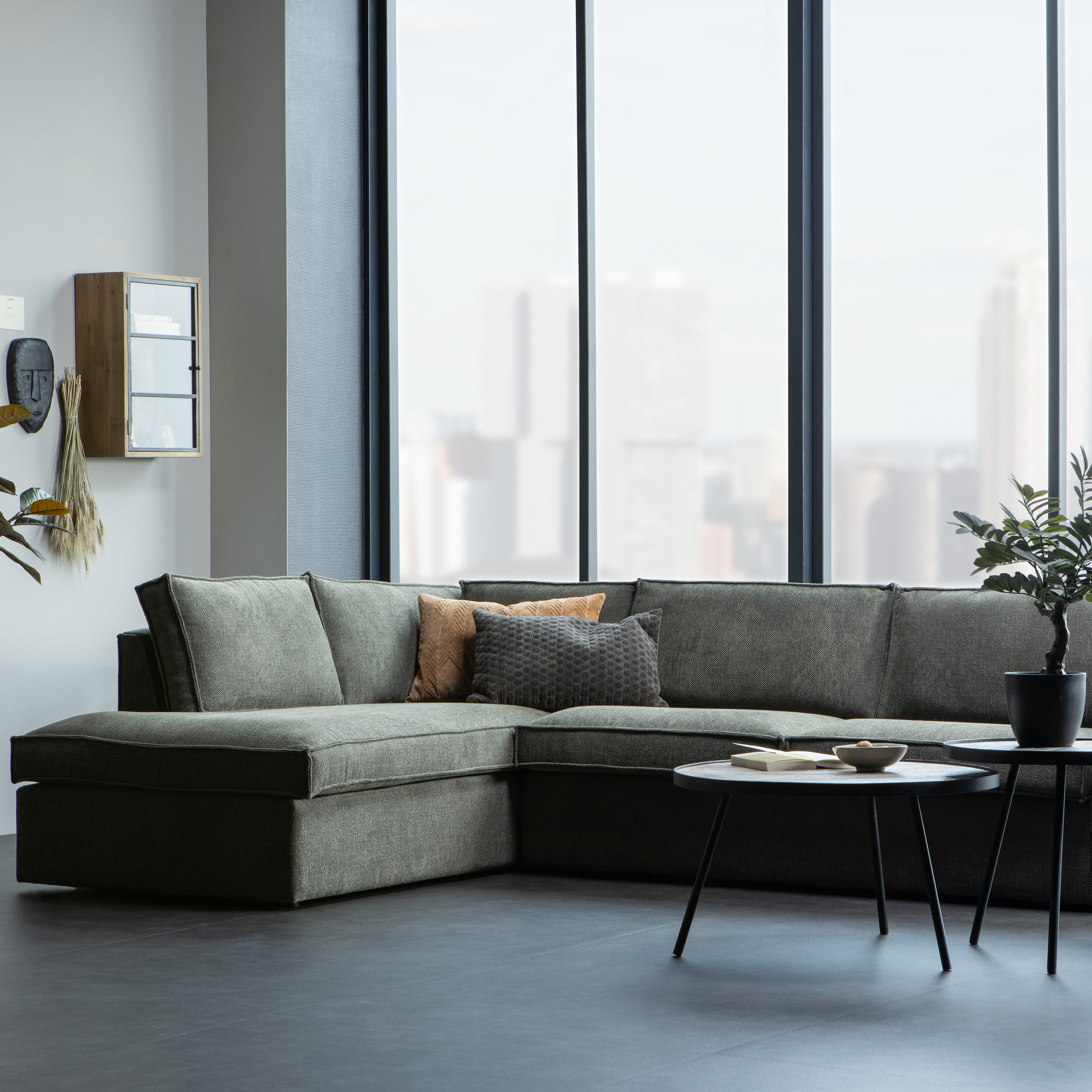 377318-G-377206-N-377207-G-377208-G-377226-Z-01_SF_FA_Freddie_hoekbank_Teddy_hangkast_Zamia_kunstplant_Rubber_Lize_bijzettafels_VIERKANT.jpg?auto=webp&format=png&width=1500&height=1500