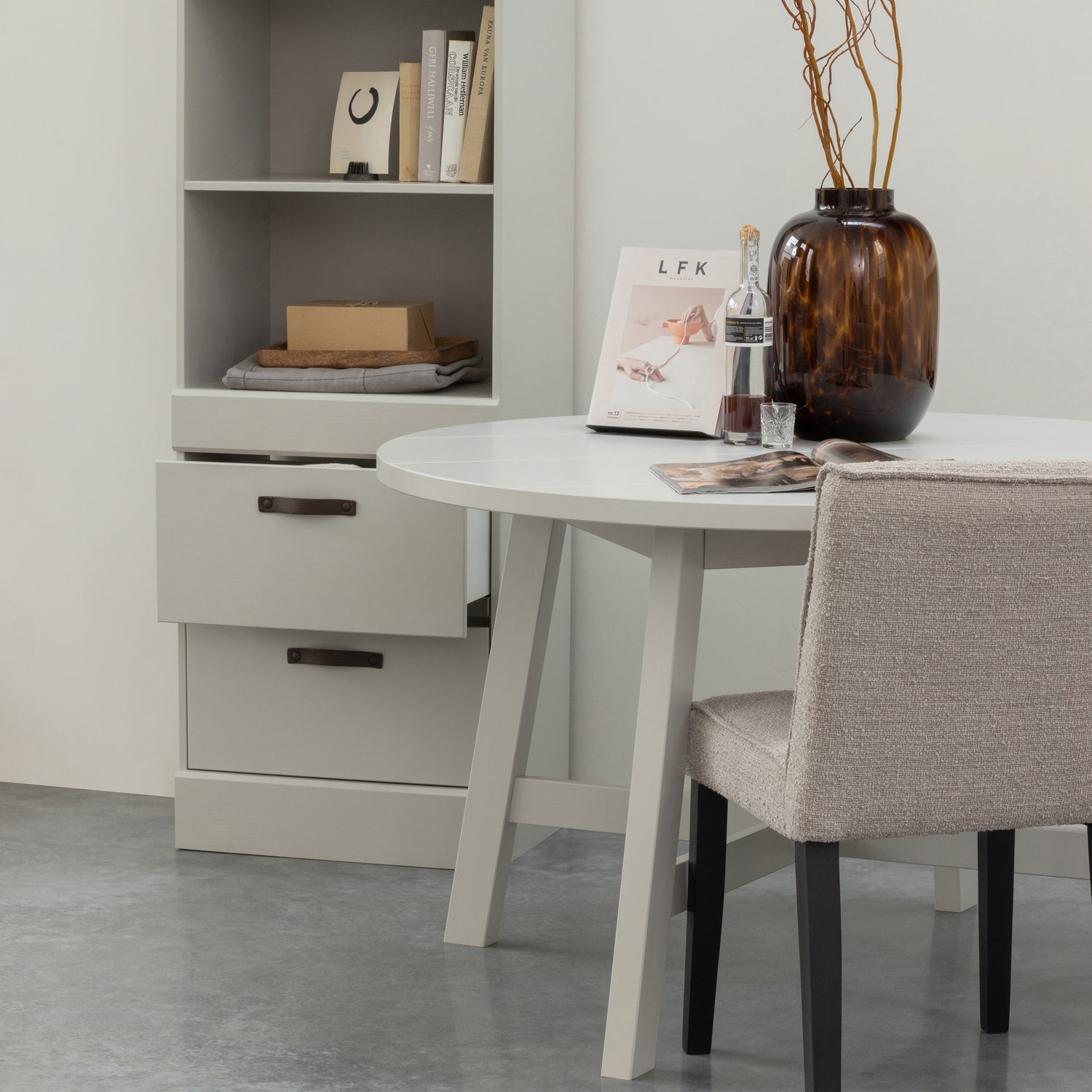 379583-S-379585-S-373675-BZ-01_SF_LB_Bold_eettafel_O120cm_boekenkast_Tessel_eetkamerstoel_zand_VIERKANT.jpg?auto=webp&format=png&width=1500&height=1500