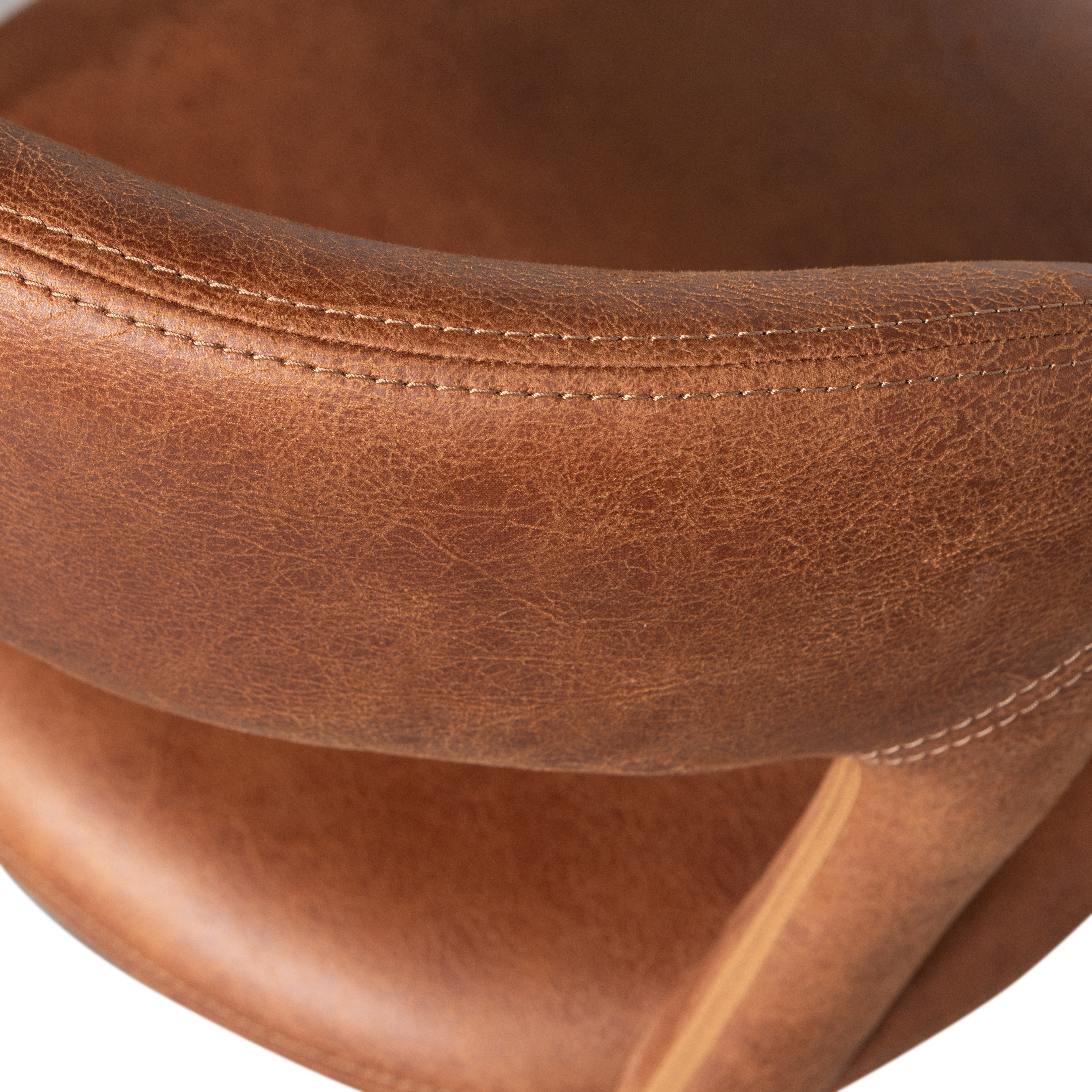 801419-B-02_VS_BP_Noble_eetkamerstoel_leerloek_cognac_detail.png?auto=webp&format=png&width=1500&height=1500