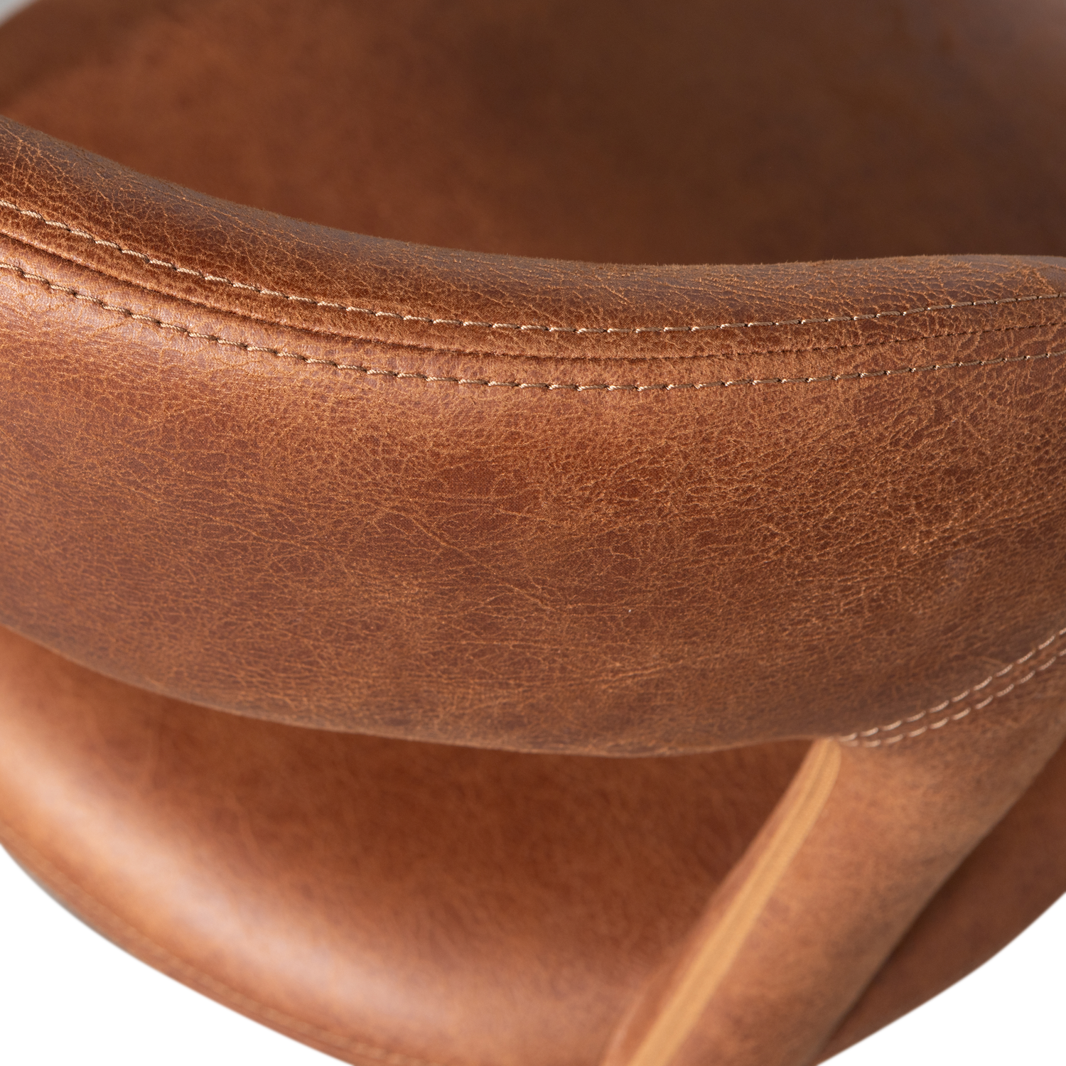 801419-B-02_VS_BP_Noble_eetkamerstoel_leerloek_cognac_detail.png?auto=webp&format=png&width=1500&height=1500